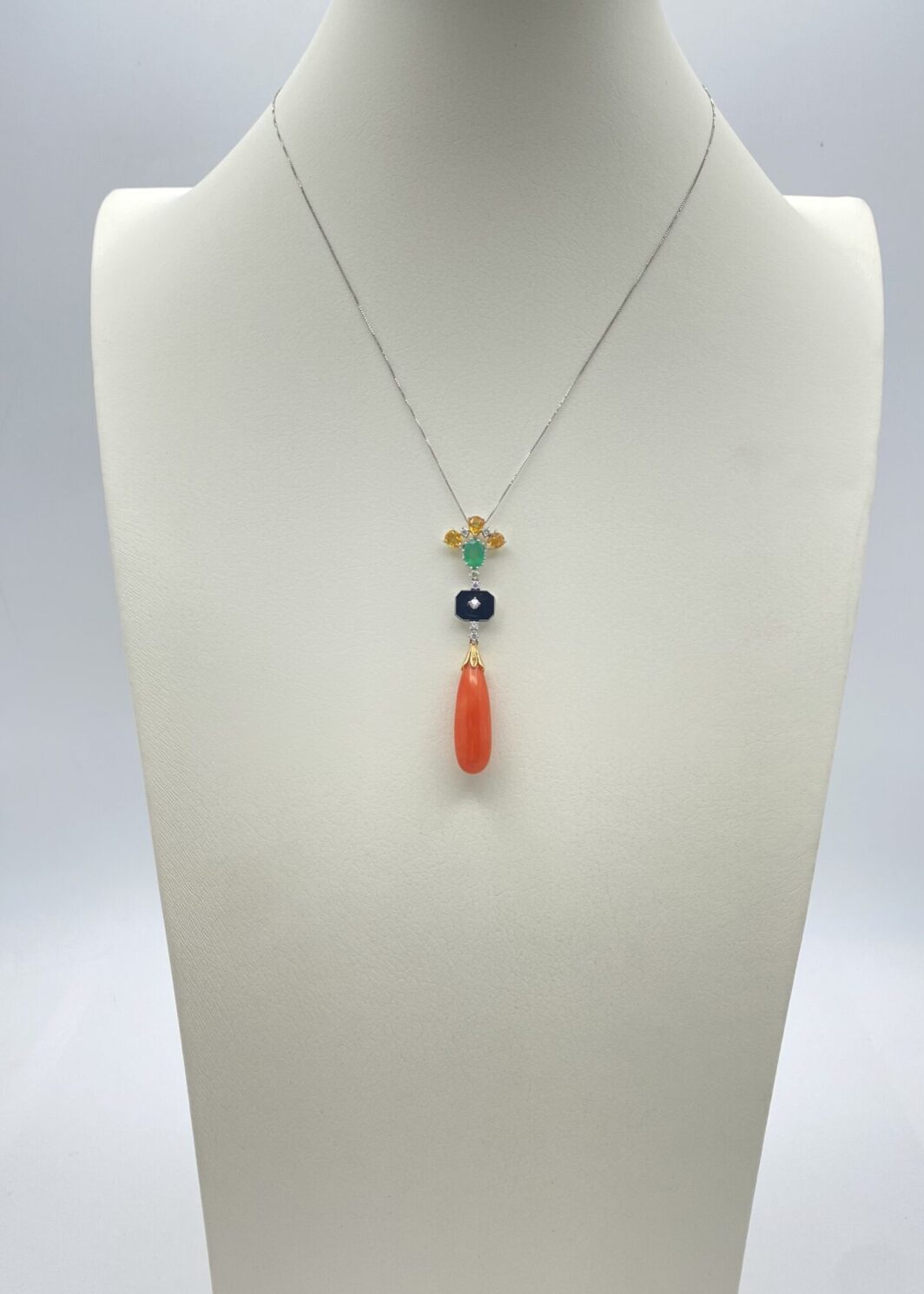 ORO 18KT, BRILLANTI, SMERALDO, ONICE, TOPAZI E CORALLO. CATENINA CON PENDENTE ART DECO. ANNI ‘20