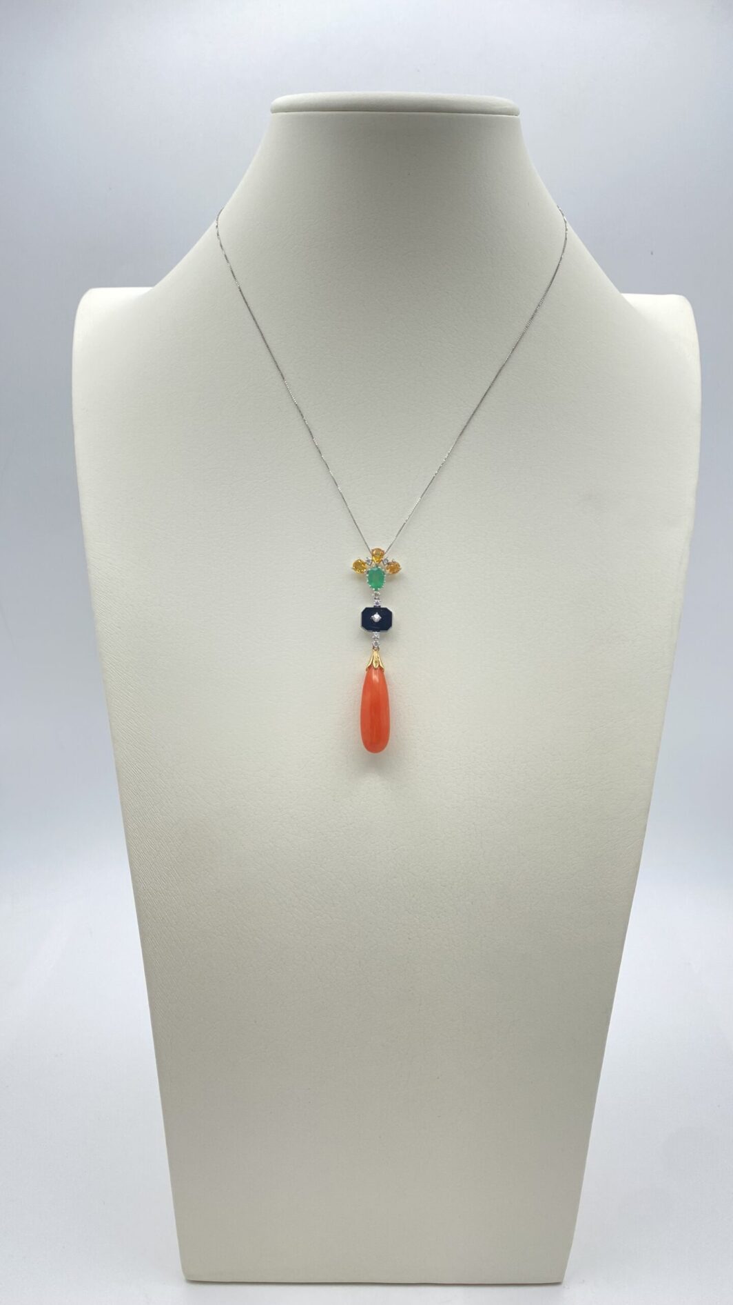 ORO 18KT, BRILLANTI, SMERALDO, ONICE, TOPAZI E CORALLO. CATENINA CON PENDENTE ART DECO. ANNI ‘20