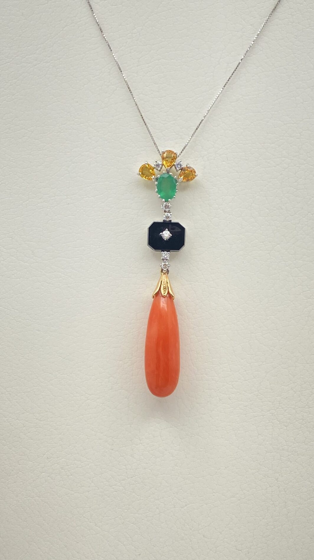 ORO 18KT, BRILLANTI, SMERALDO, ONICE, TOPAZI E CORALLO. CATENINA CON PENDENTE ART DECO. ANNI ‘20 - immagine 3