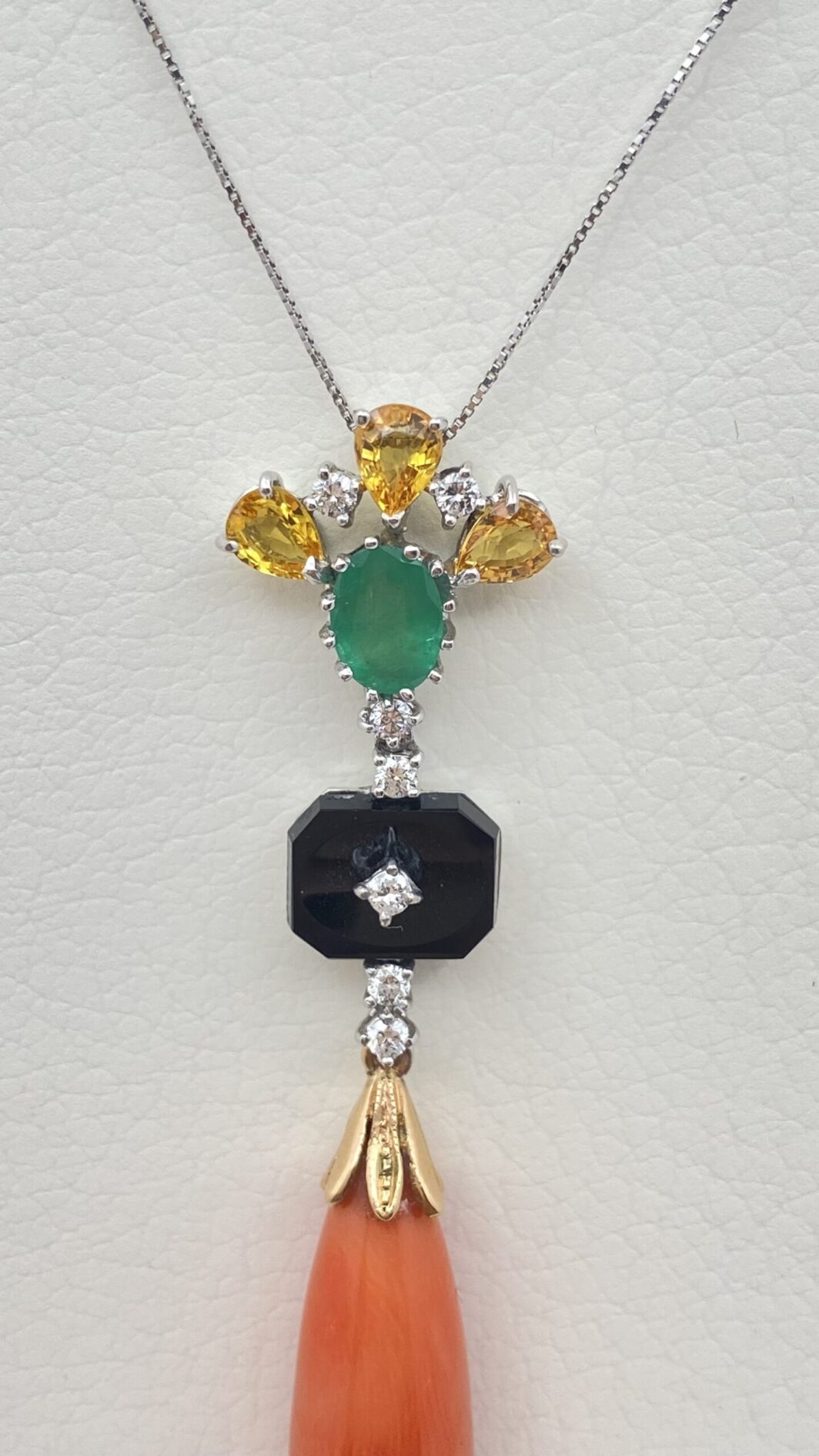 ORO 18KT, BRILLANTI, SMERALDO, ONICE, TOPAZI E CORALLO. CATENINA CON PENDENTE ART DECO. ANNI ‘20 - immagine 4