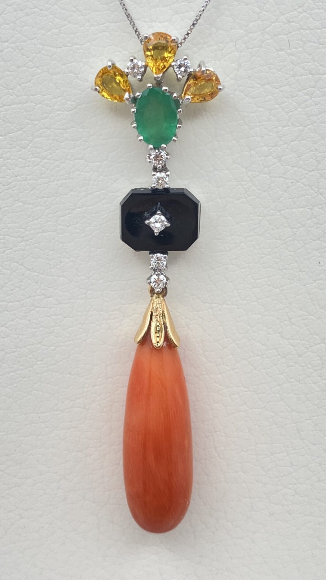 ORO 18KT, BRILLANTI, SMERALDO, ONICE, TOPAZI E CORALLO. CATENINA CON PENDENTE ART DECO. ANNI ‘20 - immagine 5