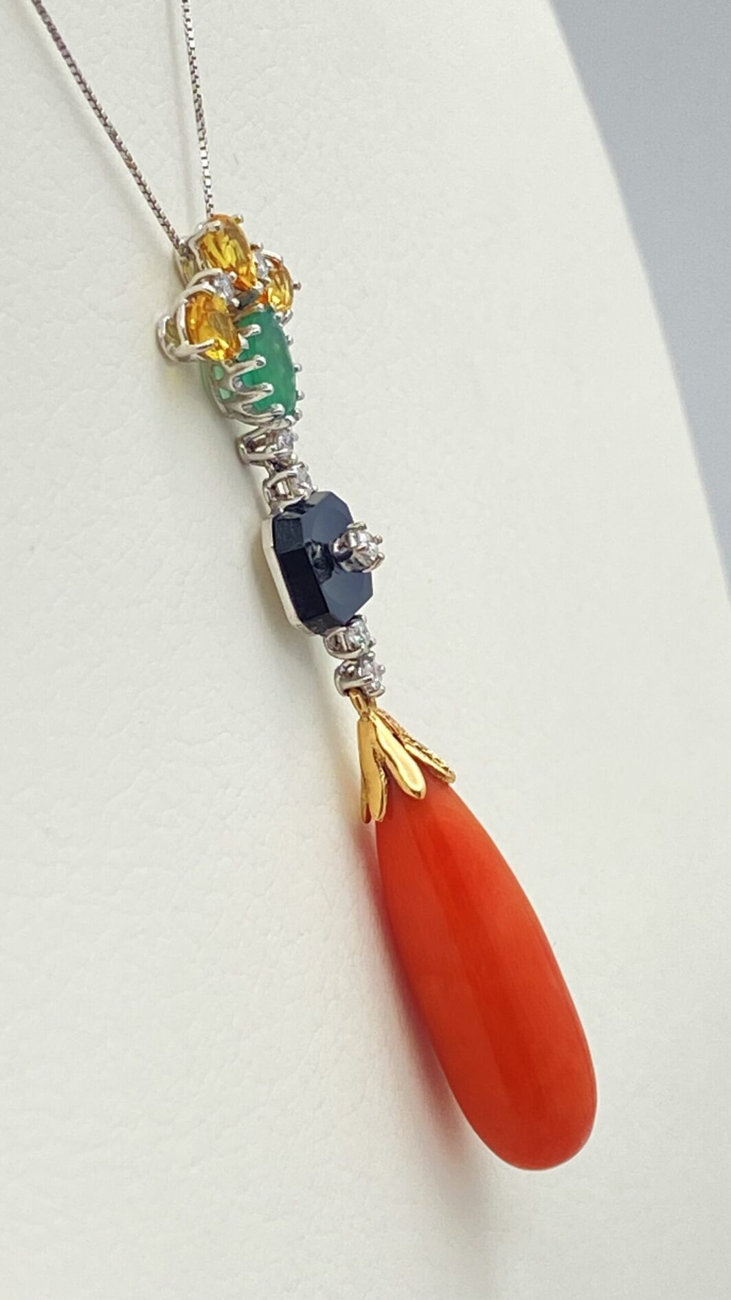 ORO 18KT, BRILLANTI, SMERALDO, ONICE, TOPAZI E CORALLO. CATENINA CON PENDENTE ART DECO. ANNI ‘20 - immagine 7