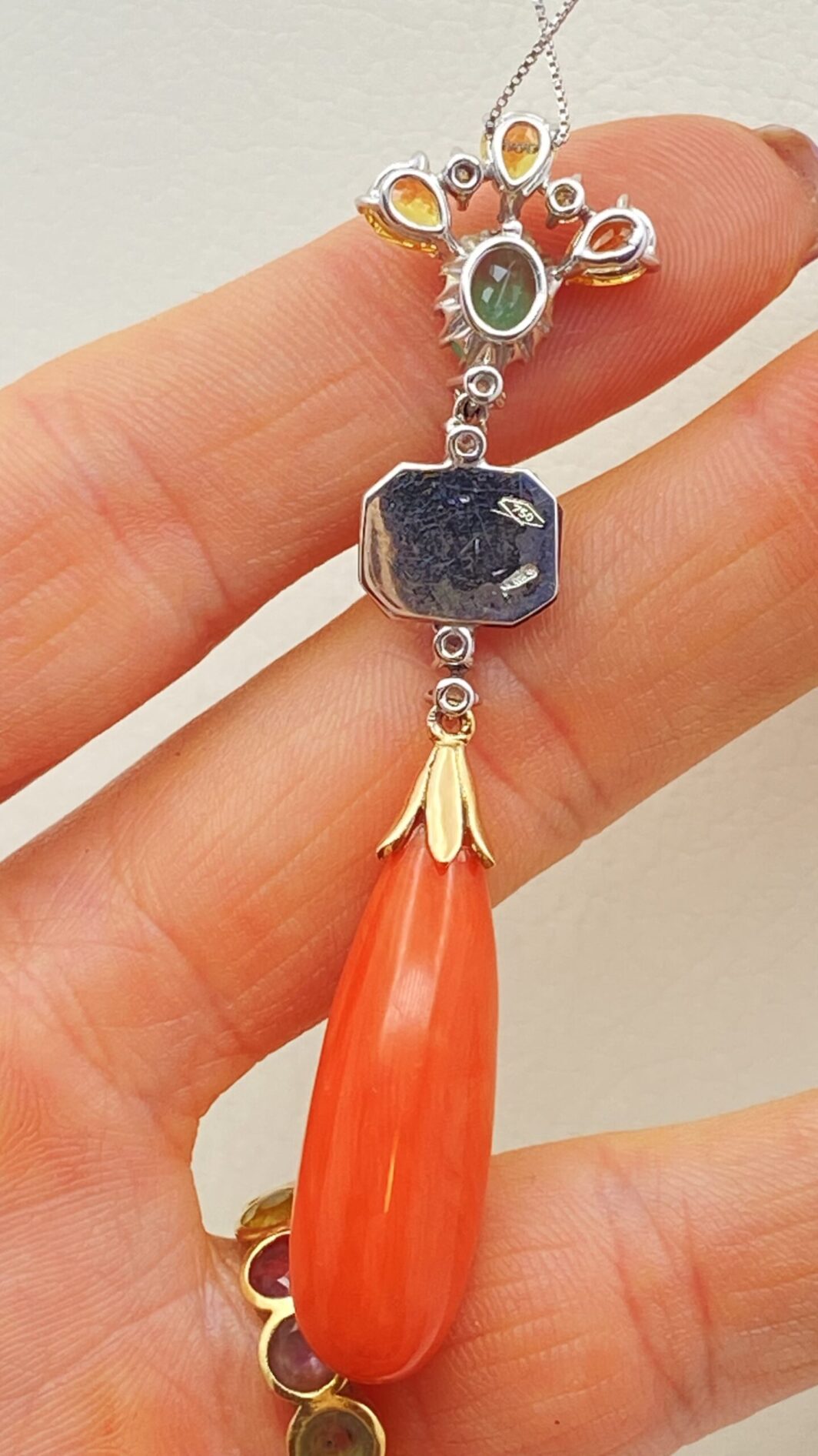 ORO 18KT, BRILLANTI, SMERALDO, ONICE, TOPAZI E CORALLO. CATENINA CON PENDENTE ART DECO. ANNI ‘20 - immagine 8