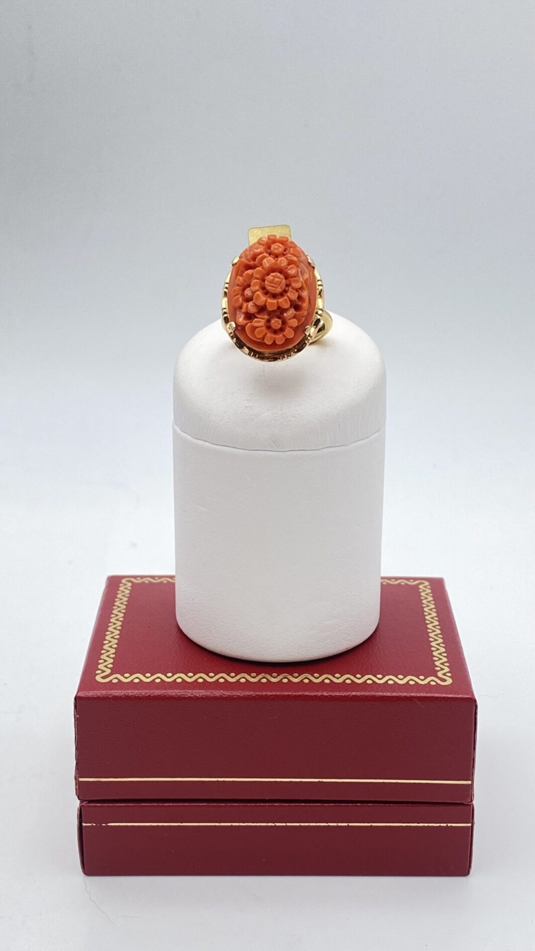 SPLENDIDO ANELLO FLOREALE IN CORALLO DI SCIACCA INTAGLIATO CON GERBERE E MONTATURA IN ORO 18KT. ITALIA, PRIMA METÀ DEL XX SECOLO. - immagine 3
