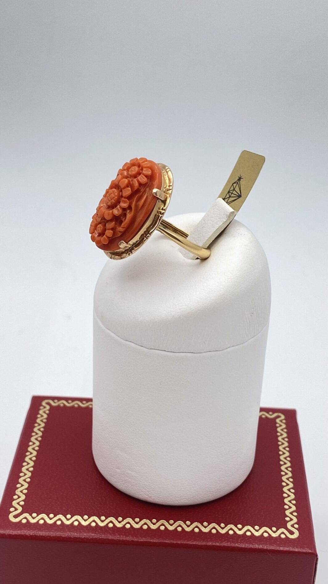 SPLENDIDO ANELLO FLOREALE IN CORALLO DI SCIACCA INTAGLIATO CON GERBERE E MONTATURA IN ORO 18KT. ITALIA, PRIMA METÀ DEL XX SECOLO. - immagine 12