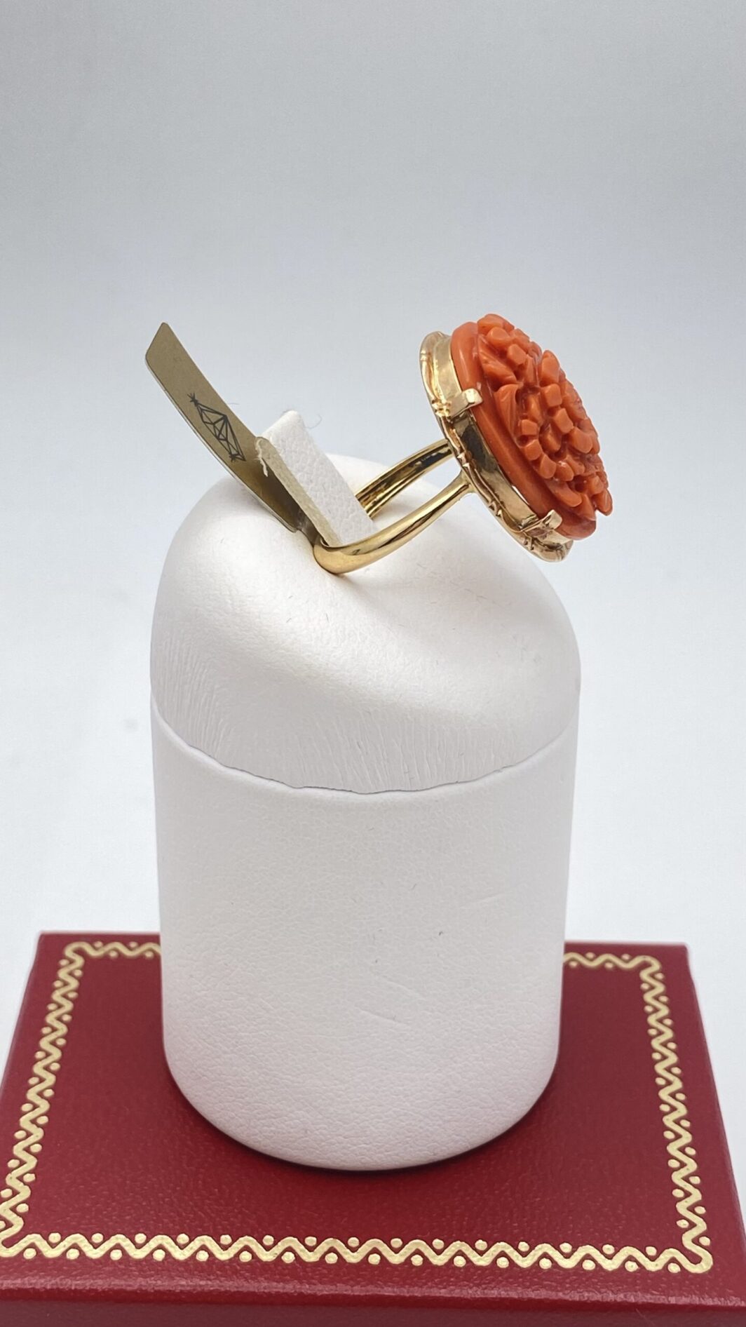 SPLENDIDO ANELLO FLOREALE IN CORALLO DI SCIACCA INTAGLIATO CON GERBERE E MONTATURA IN ORO 18KT. ITALIA, PRIMA METÀ DEL XX SECOLO. - immagine 4