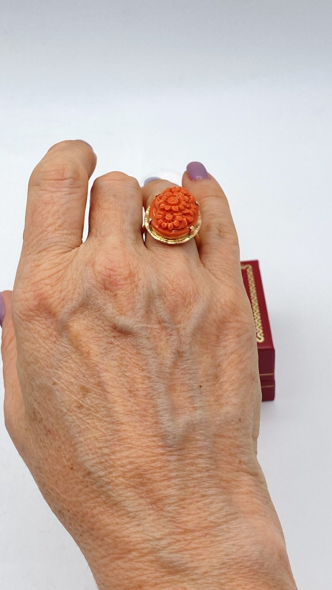 SPLENDIDO ANELLO FLOREALE IN CORALLO DI SCIACCA INTAGLIATO CON GERBERE E MONTATURA IN ORO 18KT. ITALIA, PRIMA METÀ DEL XX SECOLO. - immagine 5