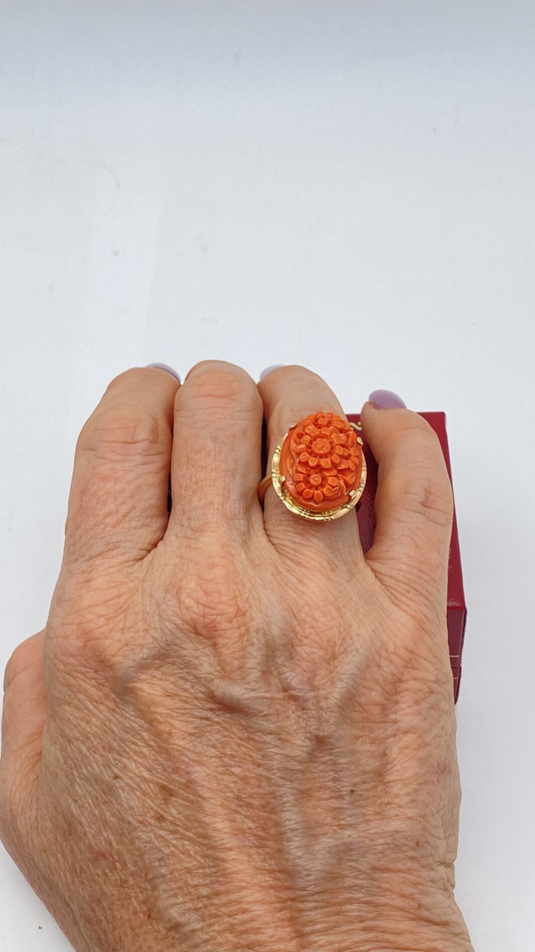 SPLENDIDO ANELLO FLOREALE IN CORALLO DI SCIACCA INTAGLIATO CON GERBERE E MONTATURA IN ORO 18KT. ITALIA, PRIMA METÀ DEL XX SECOLO. - immagine 10