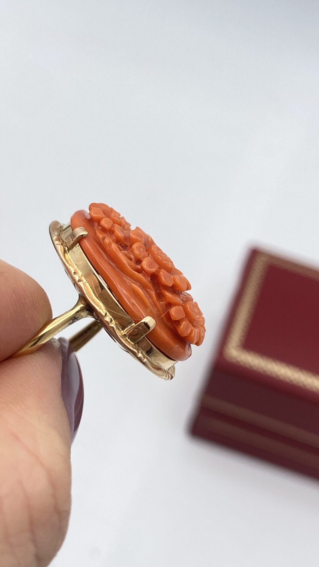 SPLENDIDO ANELLO FLOREALE IN CORALLO DI SCIACCA INTAGLIATO CON GERBERE E MONTATURA IN ORO 18KT. ITALIA, PRIMA METÀ DEL XX SECOLO. - immagine 8