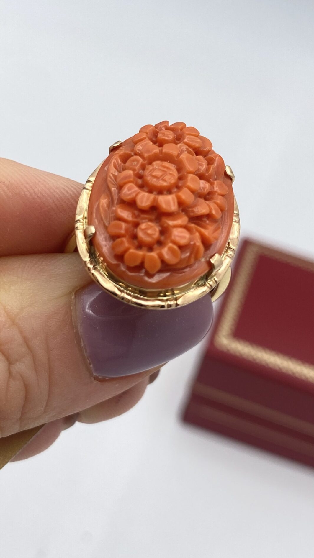 SPLENDIDO ANELLO FLOREALE IN CORALLO DI SCIACCA INTAGLIATO CON GERBERE E MONTATURA IN ORO 18KT. ITALIA, PRIMA METÀ DEL XX SECOLO. - immagine 7