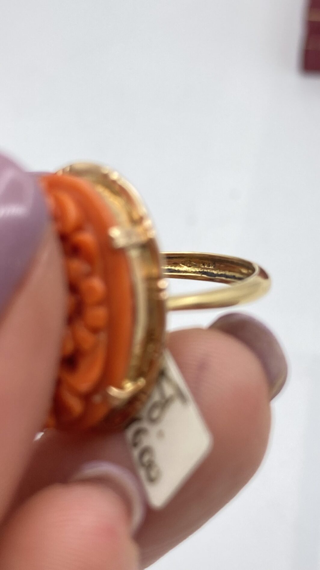 SPLENDIDO ANELLO FLOREALE IN CORALLO DI SCIACCA INTAGLIATO CON GERBERE E MONTATURA IN ORO 18KT. ITALIA, PRIMA METÀ DEL XX SECOLO. - immagine 6