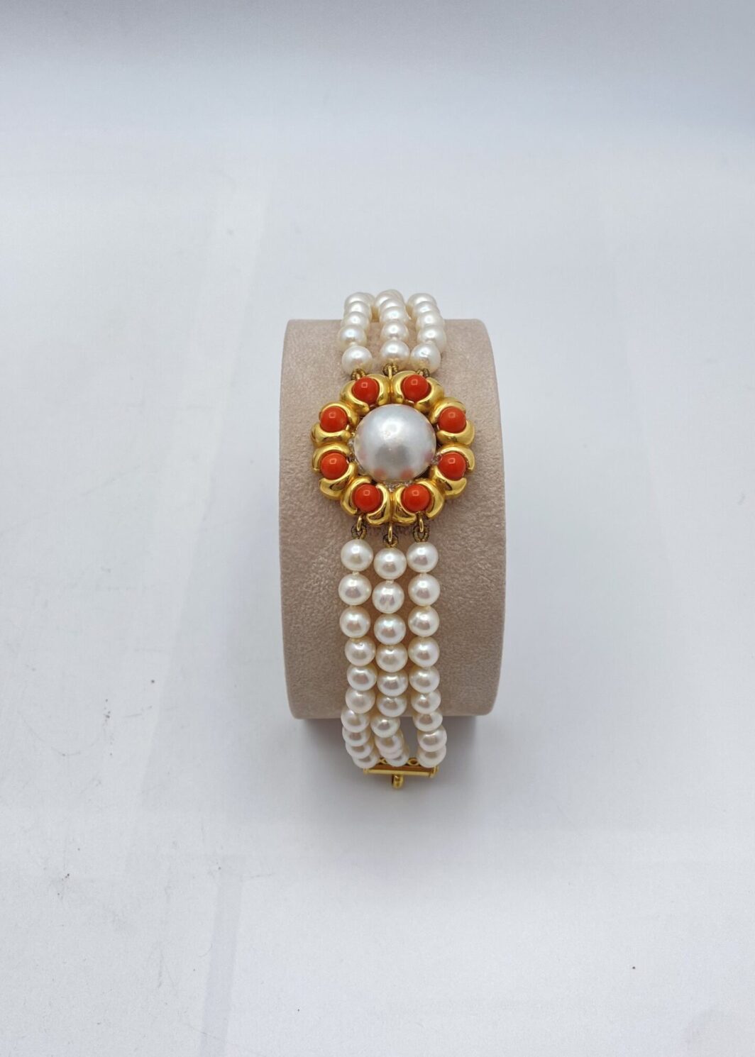 PERLE, ORO 18KT E CORALLO. BRACCIALE VINTAGE ANNI ‘70. ITALIA.