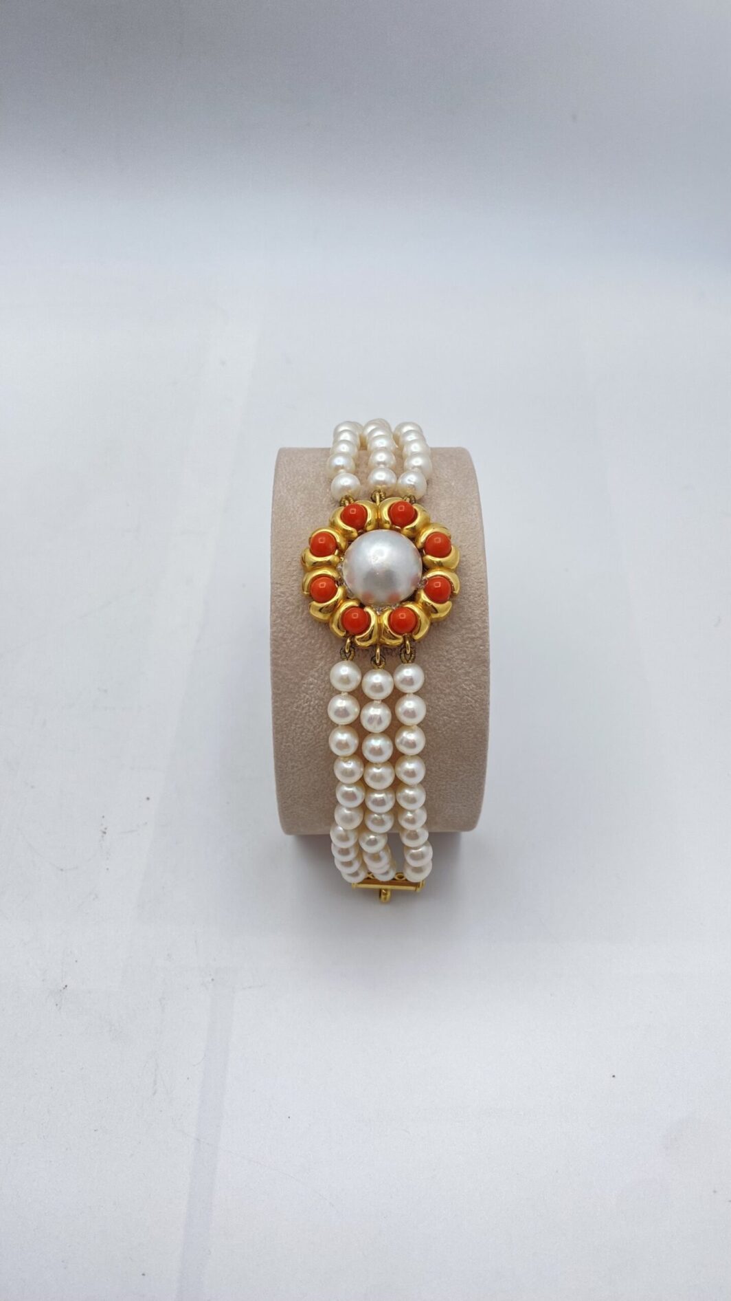 PERLE, ORO 18KT E CORALLO. BRACCIALE VINTAGE ANNI ‘70. ITALIA.