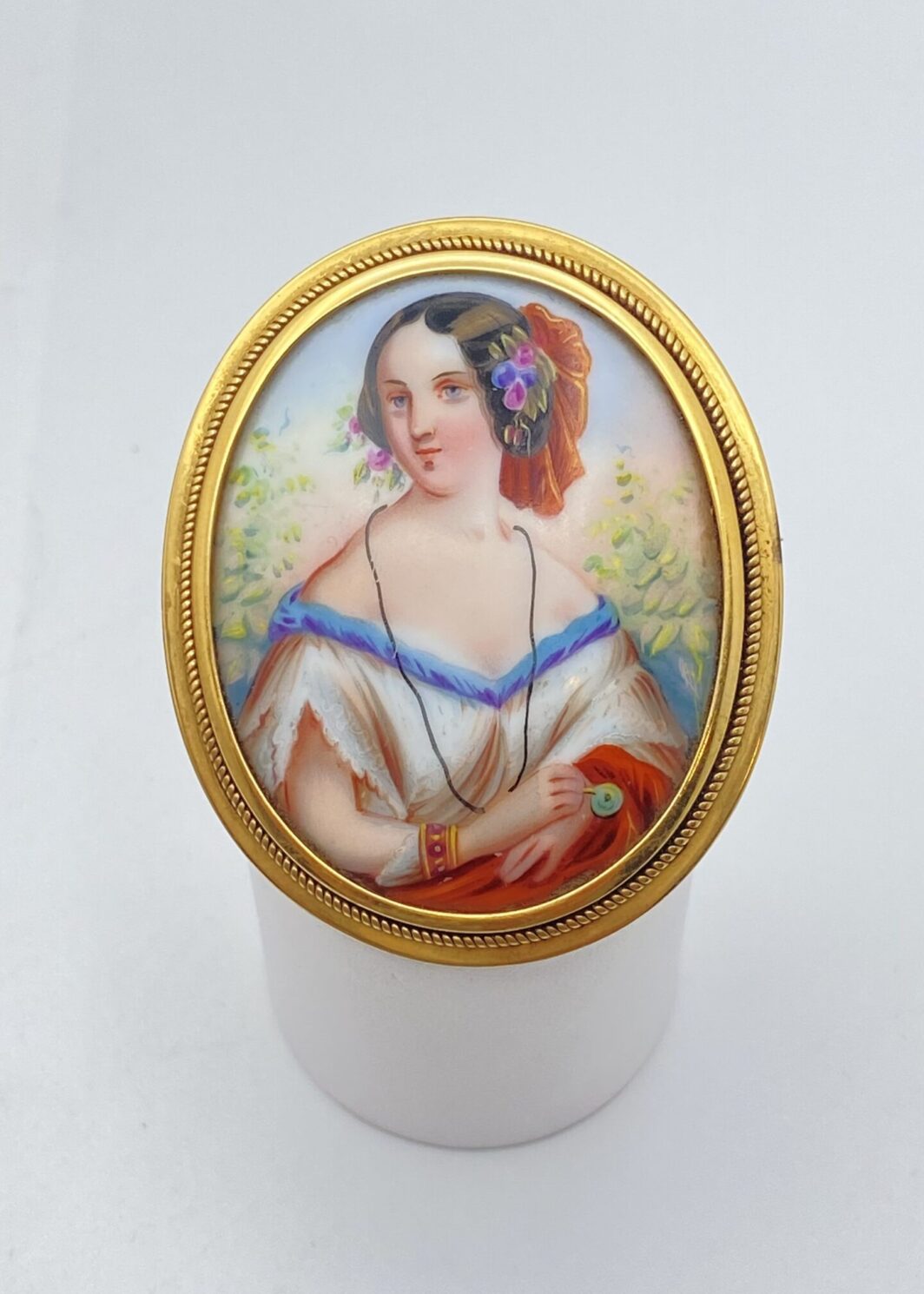 PORCELLANA SMALTATA E ORO 18KT. SPILLA CON FIGURA DI NOBILDONNA. ITALIA XIX sec.