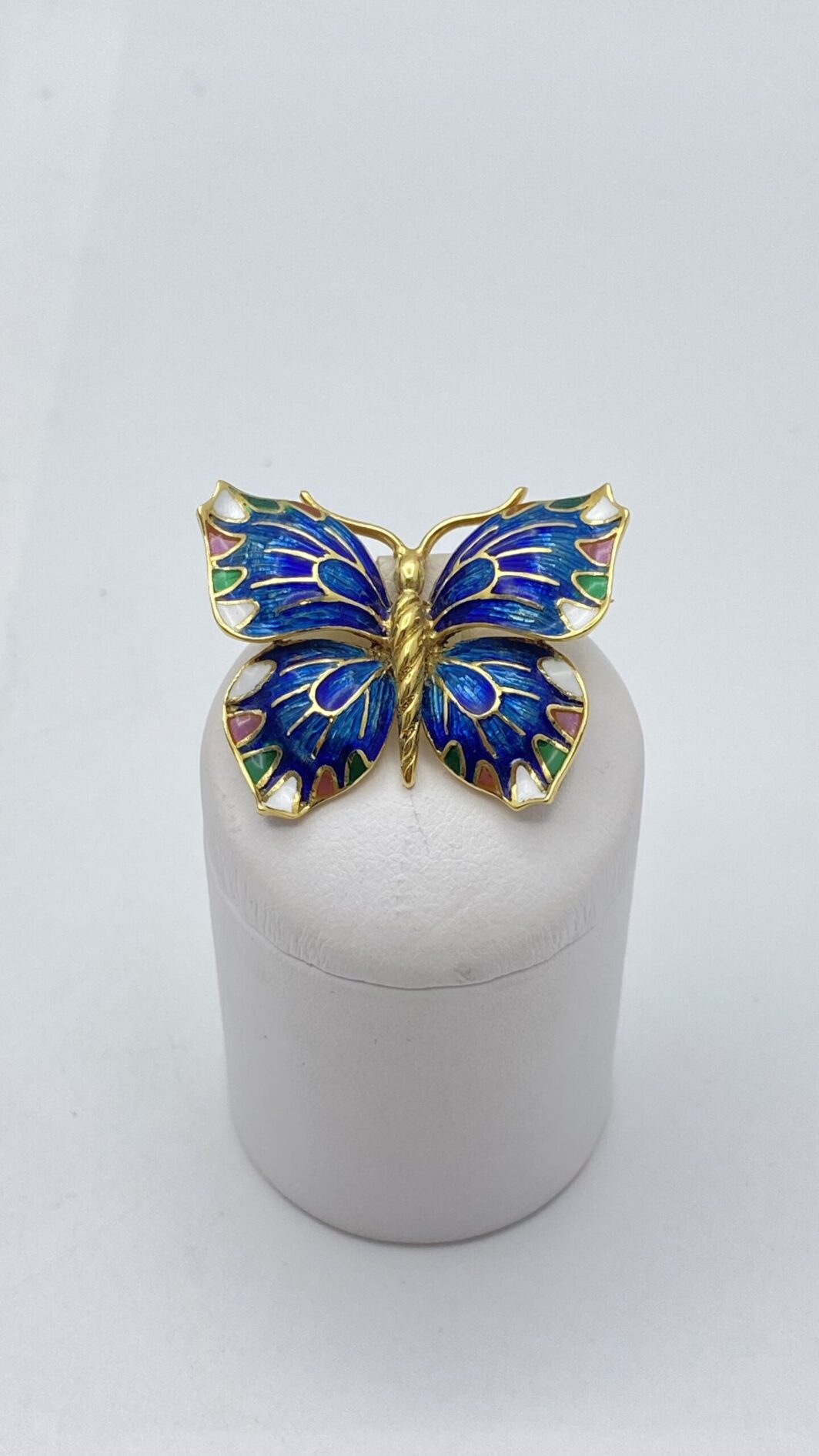 ORO 18KT E SMALTI. SPILLA A FARFALLA VINTAGE ANNI ‘50/‘60.