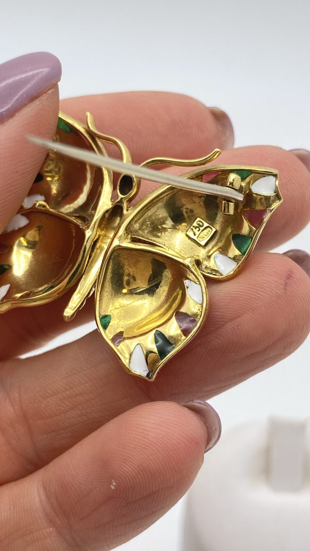 ORO 18KT E SMALTI. SPILLA A FARFALLA VINTAGE ANNI ‘50/‘60. - immagine 5