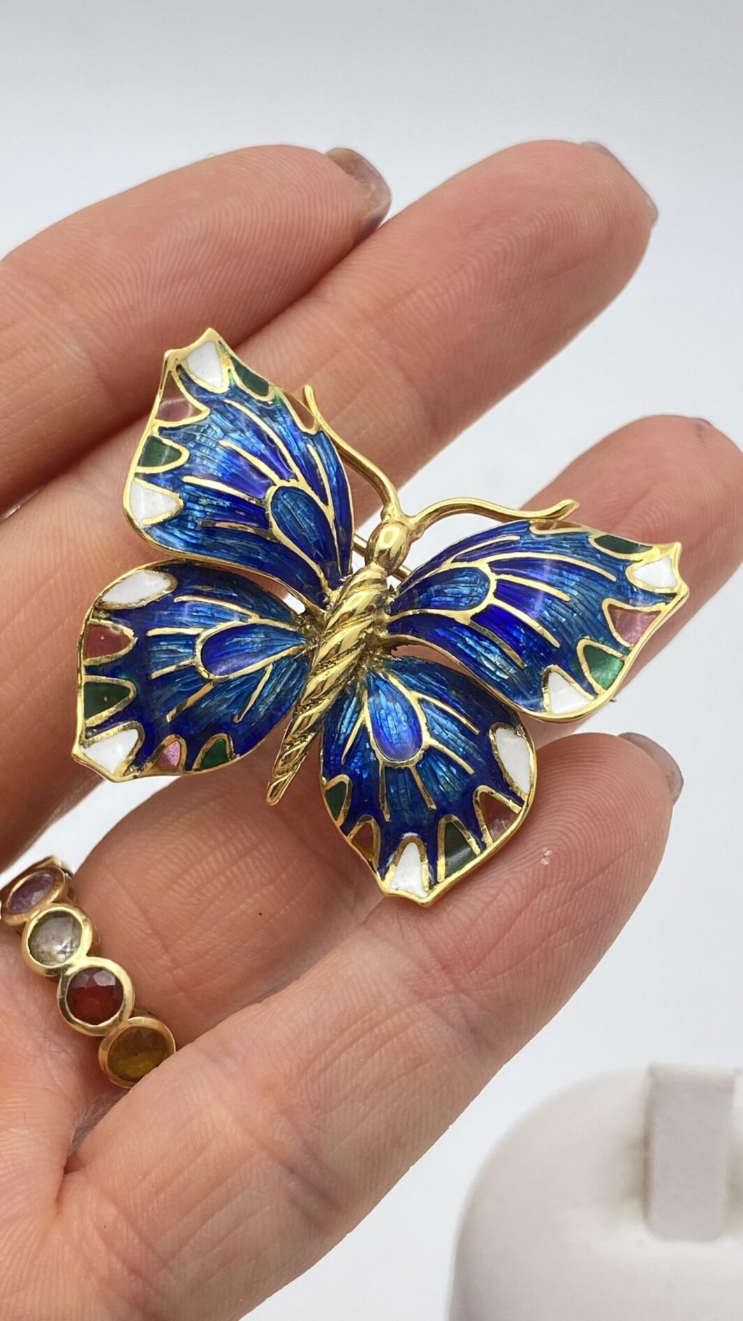 ORO 18KT E SMALTI. SPILLA A FARFALLA VINTAGE ANNI ‘50/‘60. - immagine 6