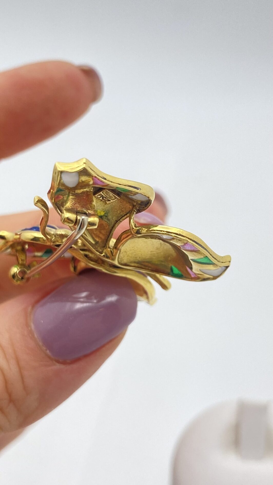 ORO 18KT E SMALTI. SPILLA A FARFALLA VINTAGE ANNI ‘50/‘60. - immagine 7