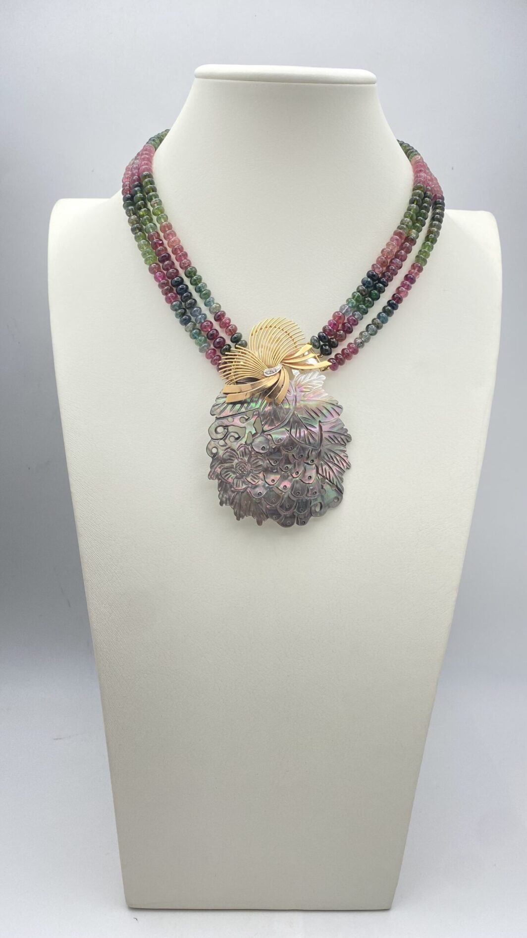 ORO, BRILLANTI, TORMALINE E MADREPERLA. COLLANA VINTAGE