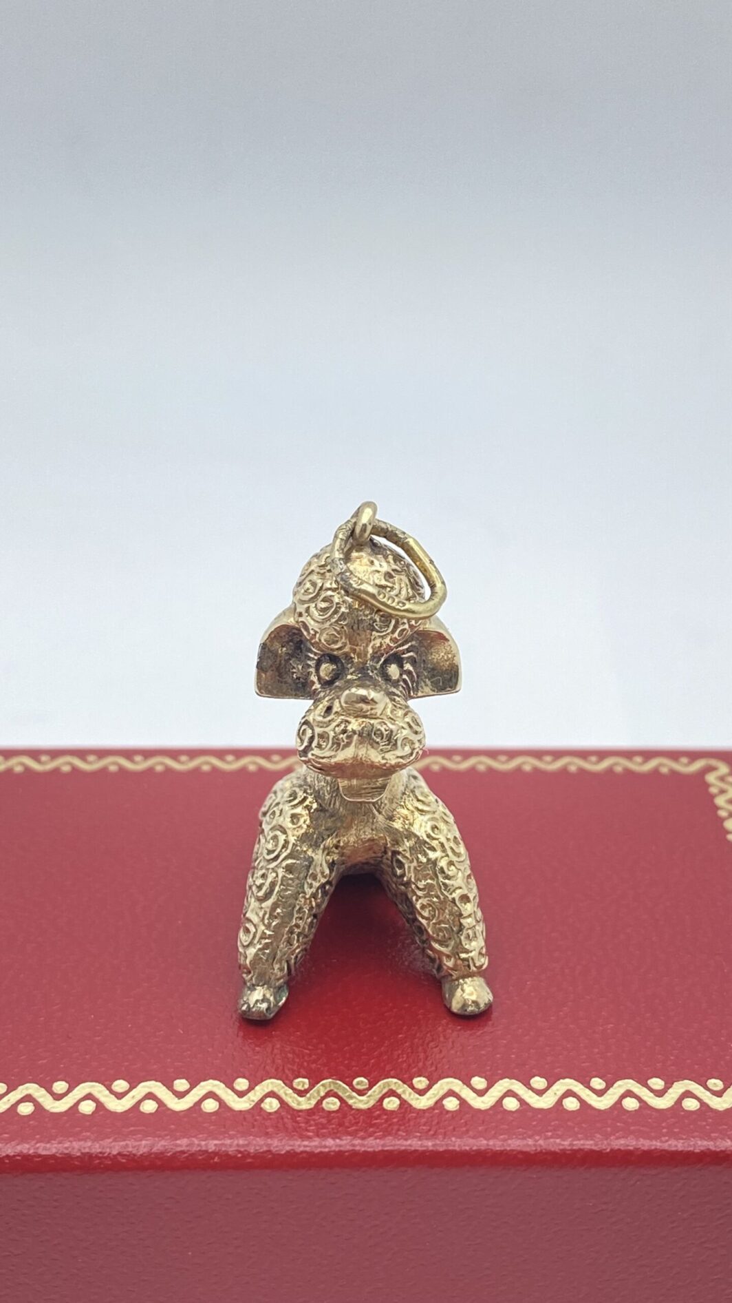 ARGENTO DORATO. CANE BARBONCINO. PENDENTE VINTAGE ANNI ‘50.