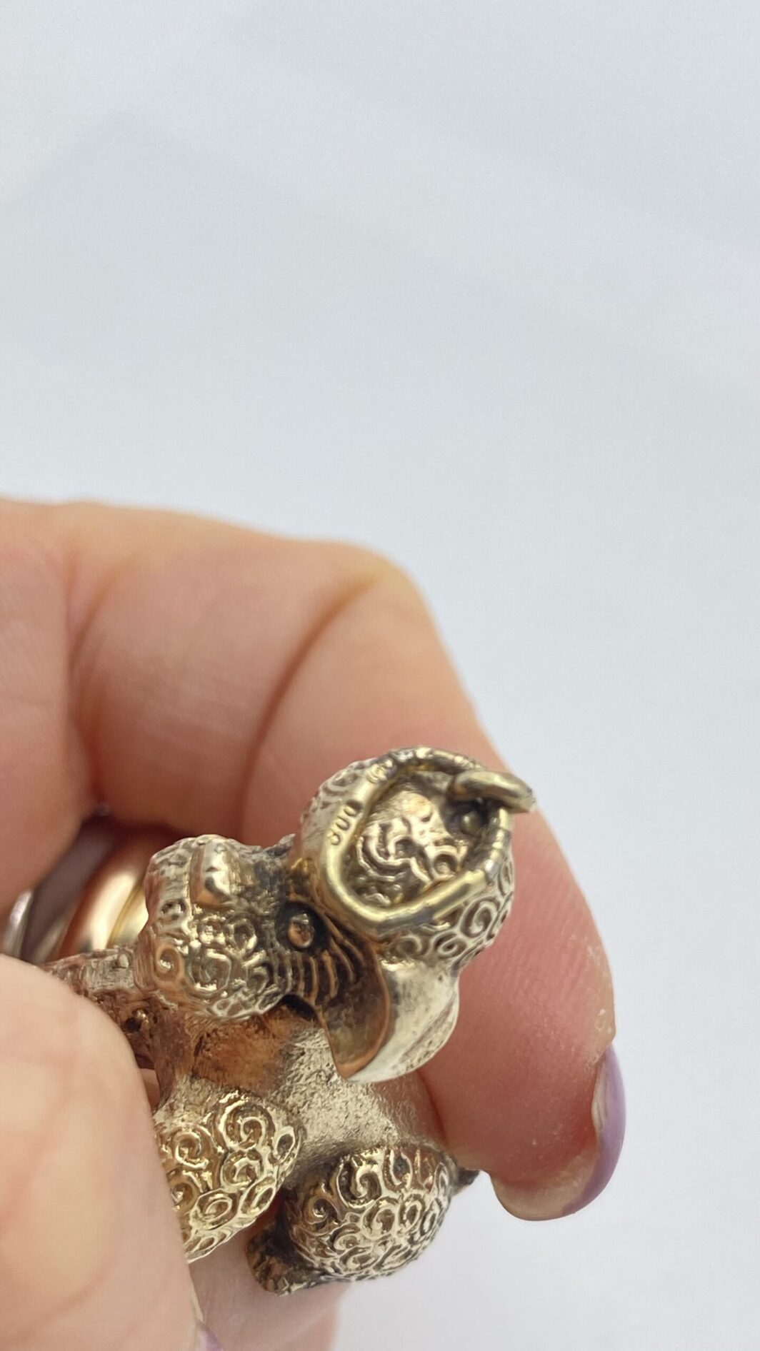 ARGENTO DORATO. CANE BARBONCINO. PENDENTE VINTAGE ANNI ‘50. - immagine 4