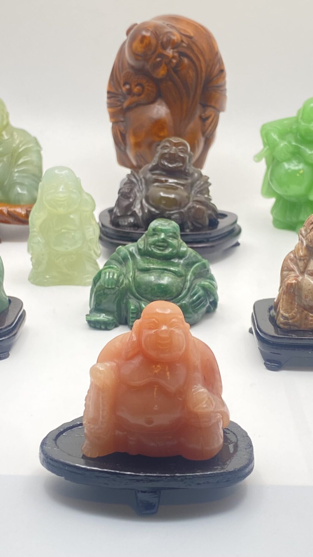 BUDDHA E SAGGI ORIENTALI. LOTTO DI 12 PEZZI IN MATERIALI VARI. CINA XXsec. - immagine 3