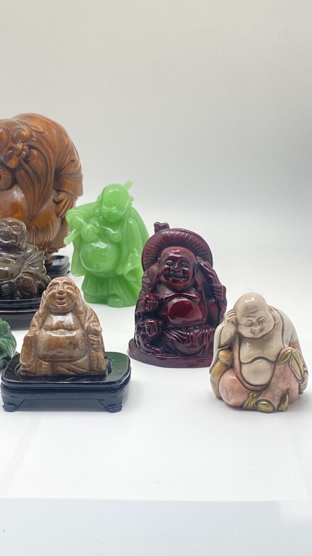 BUDDHA E SAGGI ORIENTALI. LOTTO DI 12 PEZZI IN MATERIALI VARI. CINA XXsec. - immagine 70