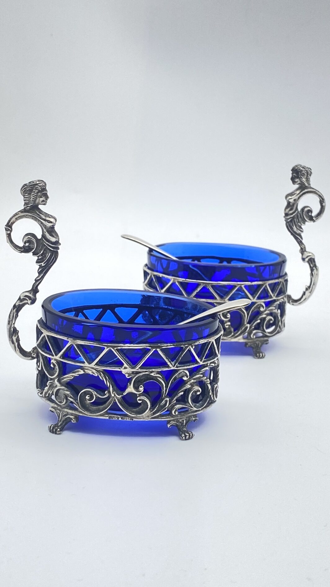 ARGENTO. PAIO DI SALIERE CON OPALINE BLU. SECONDA METÀ XIX sec.