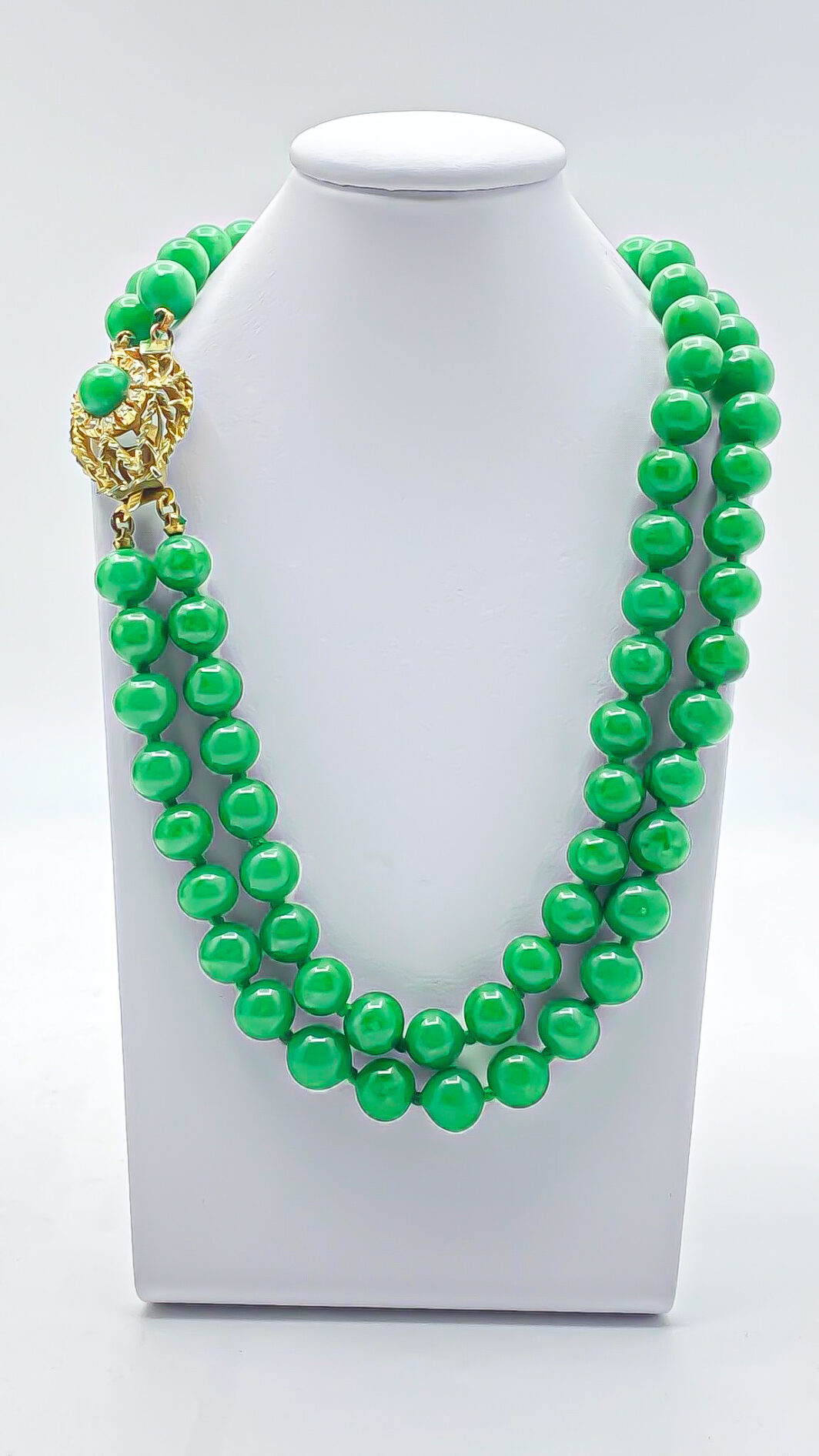 “HATTIE CARNEGIE”. COLLIER IN PASTE DI VETRO, METALLO GOLDTONE E STRASS. USA ANNI ‘40.