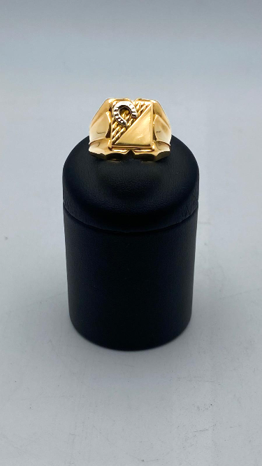 ORO 18 KT. ANELLO DA UOMO CON RILIEVO DI FERRO DI CAVALLO. BOLLI FASCIO.