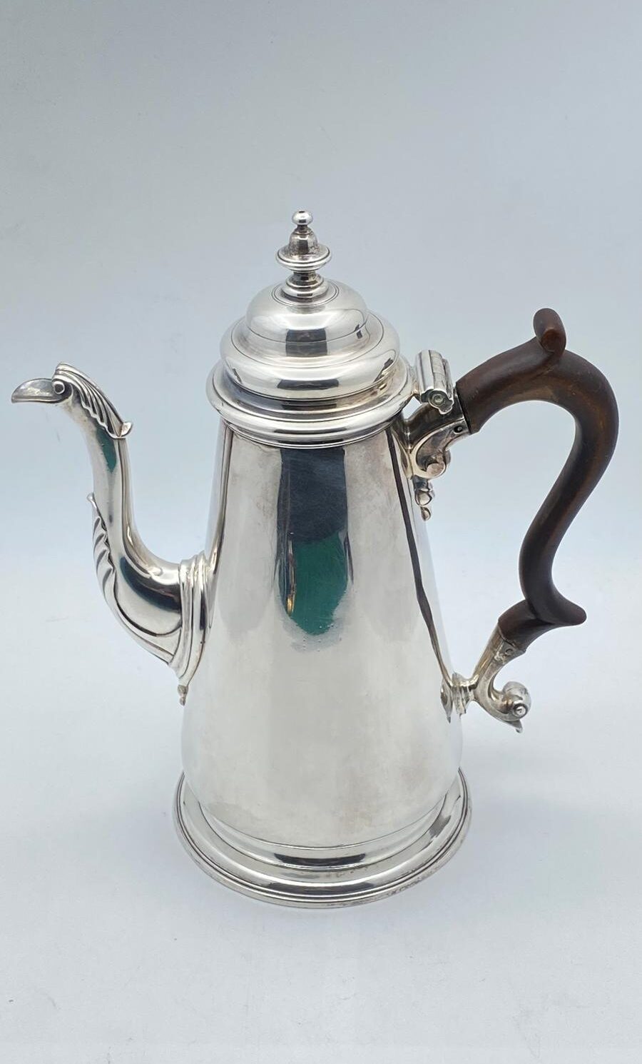 ARGENTO. CAFFETTIERA FIRMATA H. PAYNE. LONDRA, ANNO 1750.
