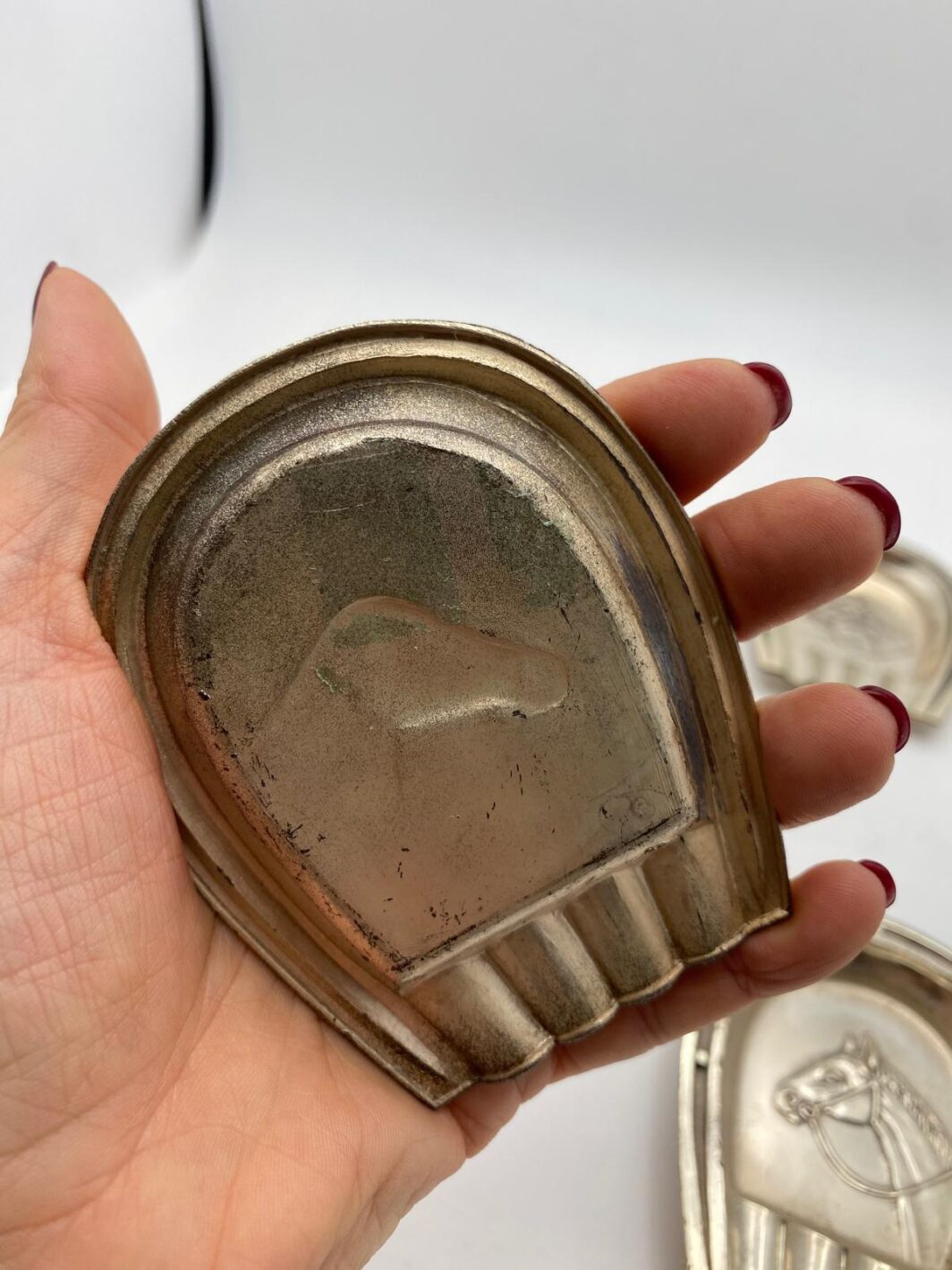 SHEFFIELD VINTAGE. PAIO DI POSACENERI A FORMA DI FERRO CON FIGURA DI CAVALLO. ANNI '40 - immagine 4