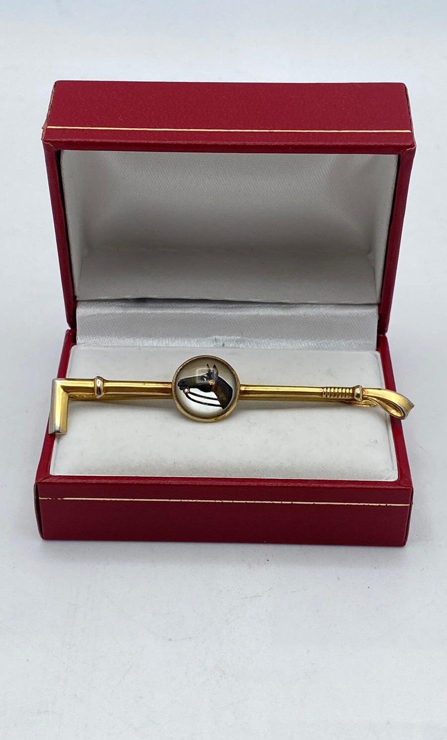 CRISTALLO DI ESSEX INCISO AL CONTRARIO E METALLO GOLDTONE. FERMACRAVATTE VINTAGE ANNI’30.