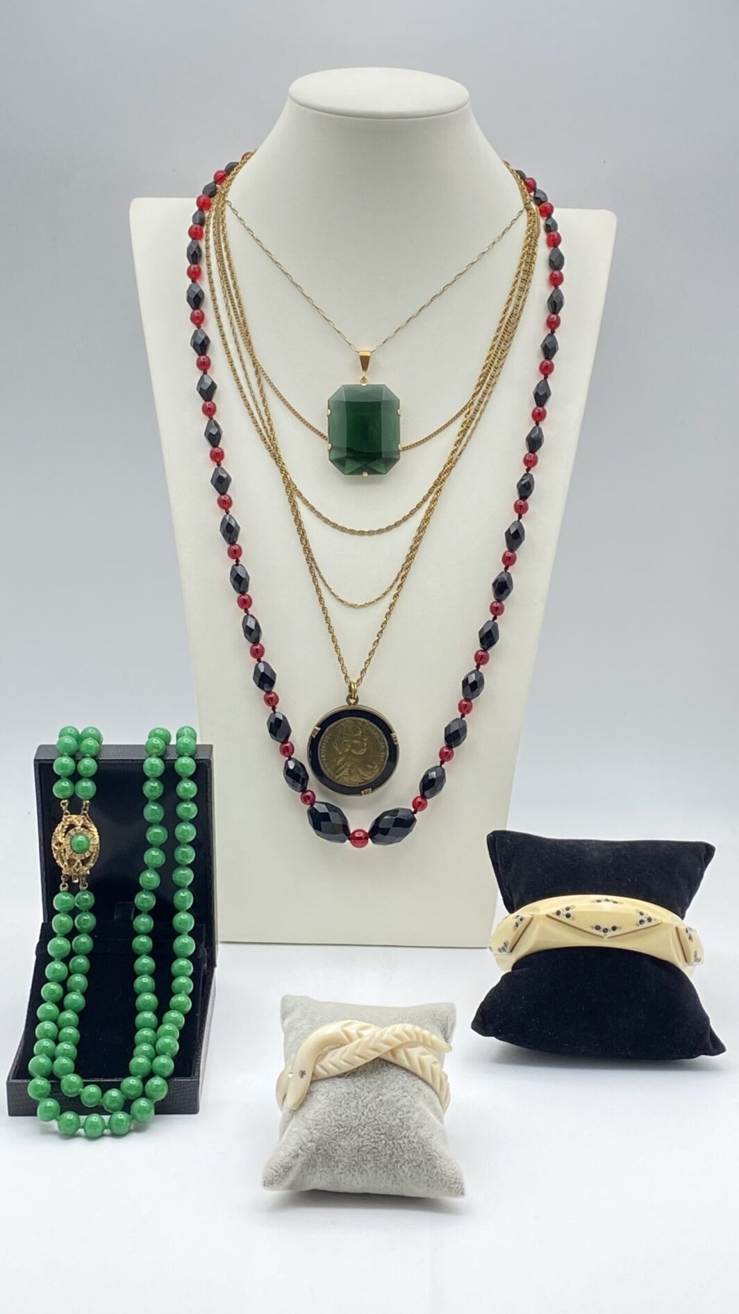 RARA COLLANA IN METALLO DORATO CON MONETA-SPECCHIO PENDENTE RAFFIGURANTE L'IMPERATRICE MARIA TERESA D'AUSTRIA.  EPOCA FINE XIX SECOLO. - immagine 12
