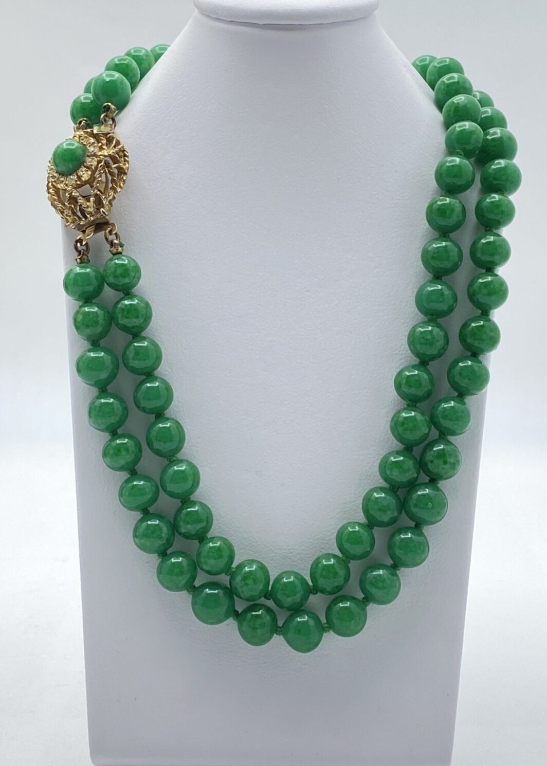 “HATTIE CARNEGIE”. COLLIER IN PASTE DI VETRO, METALLO GOLDTONE E STRASS. USA ANNI ‘40.
