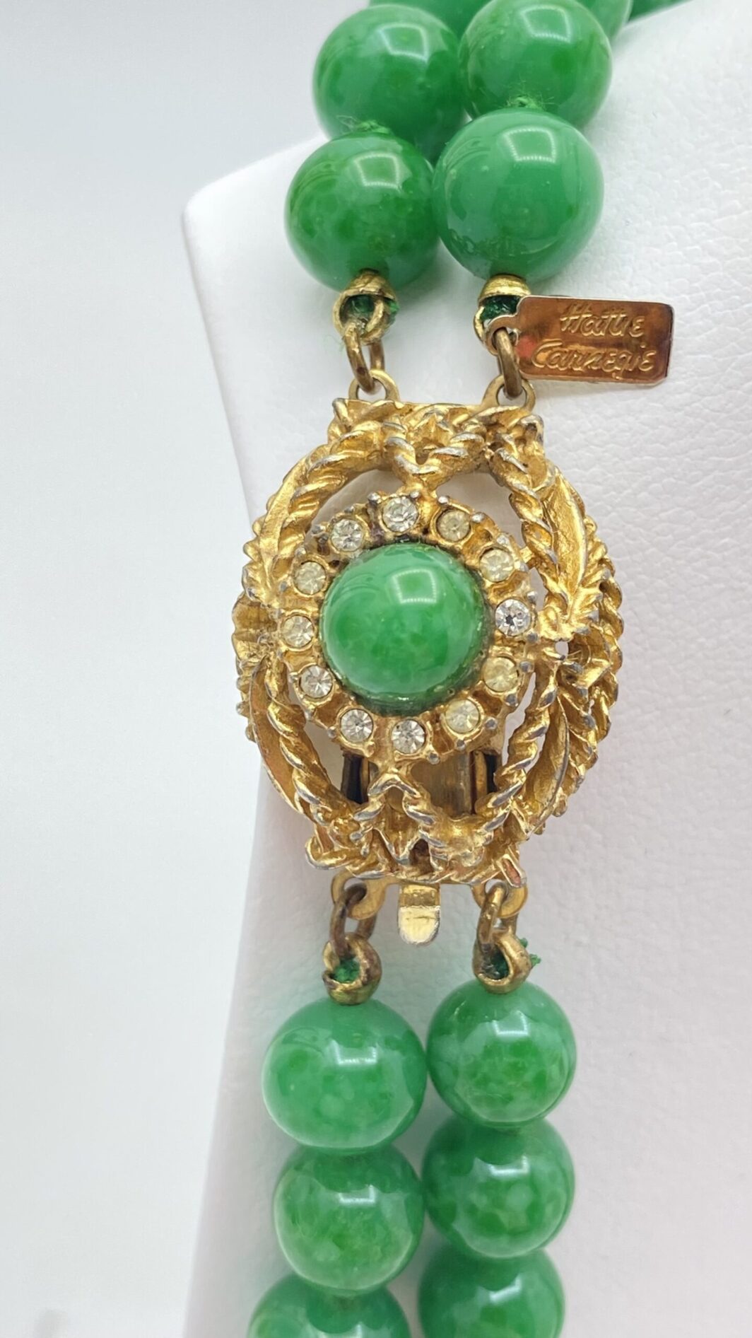 “HATTIE CARNEGIE”. COLLIER IN PASTE DI VETRO, METALLO GOLDTONE E STRASS. USA ANNI ‘40. - immagine 3