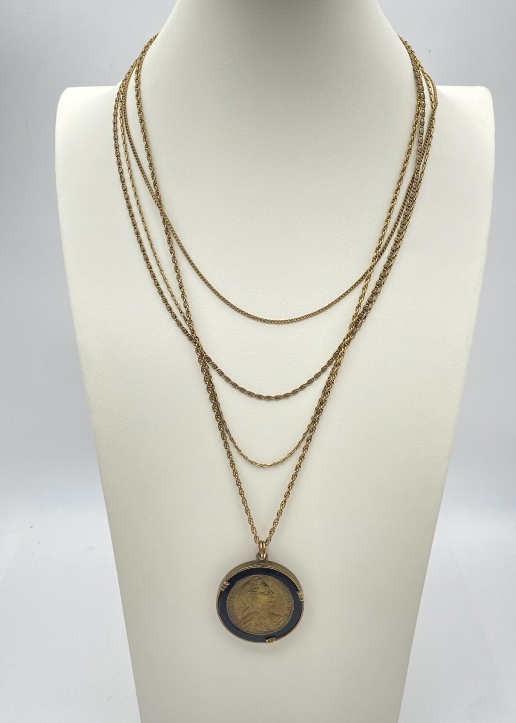 RARA COLLANA IN METALLO DORATO CON MONETA-SPECCHIO PENDENTE RAFFIGURANTE L'IMPERATRICE MARIA TERESA D'AUSTRIA.  EPOCA FINE XIX SECOLO.