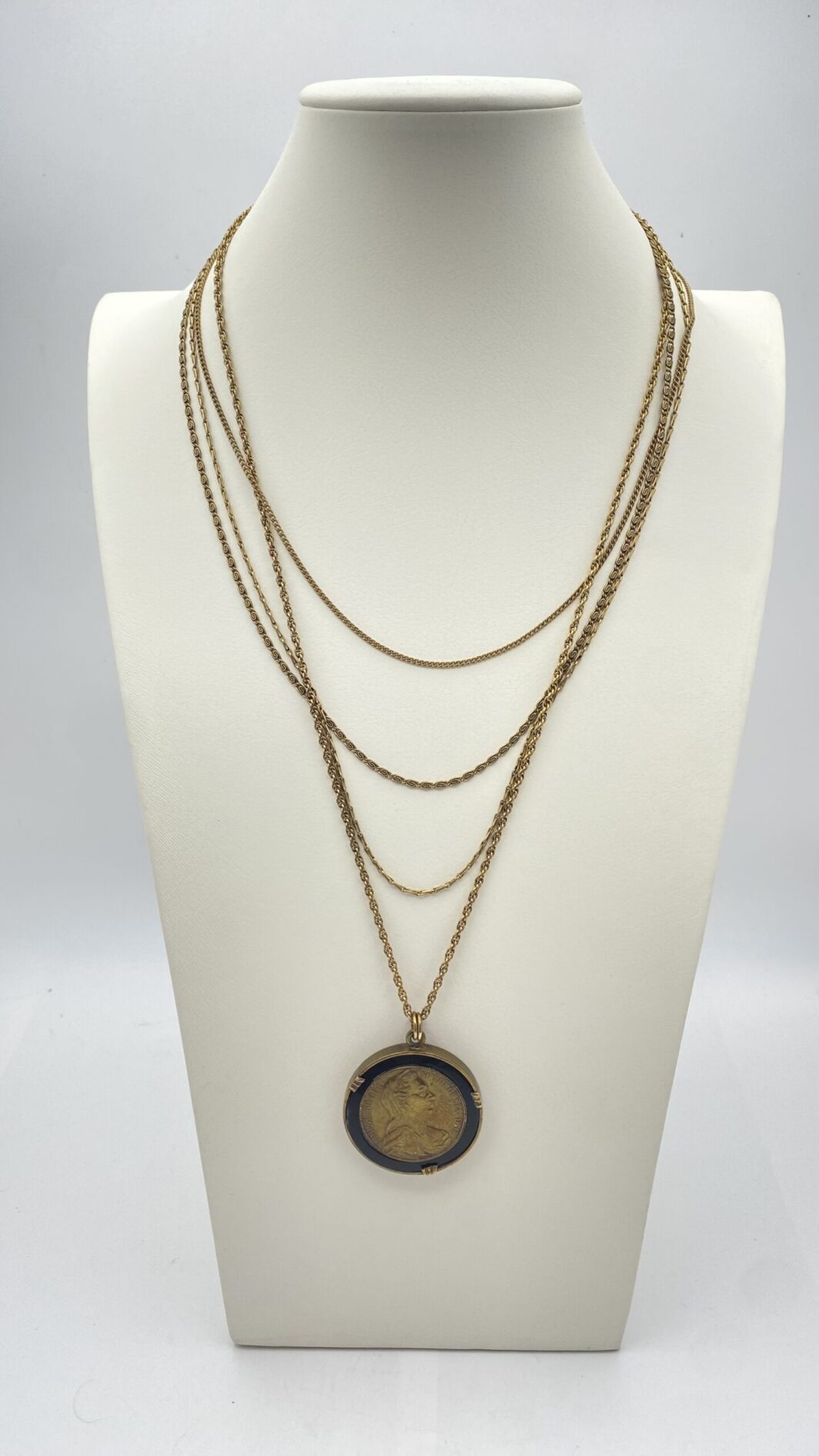 RARA COLLANA IN METALLO DORATO CON MONETA-SPECCHIO PENDENTE RAFFIGURANTE L'IMPERATRICE MARIA TERESA D'AUSTRIA.  EPOCA FINE XIX SECOLO.