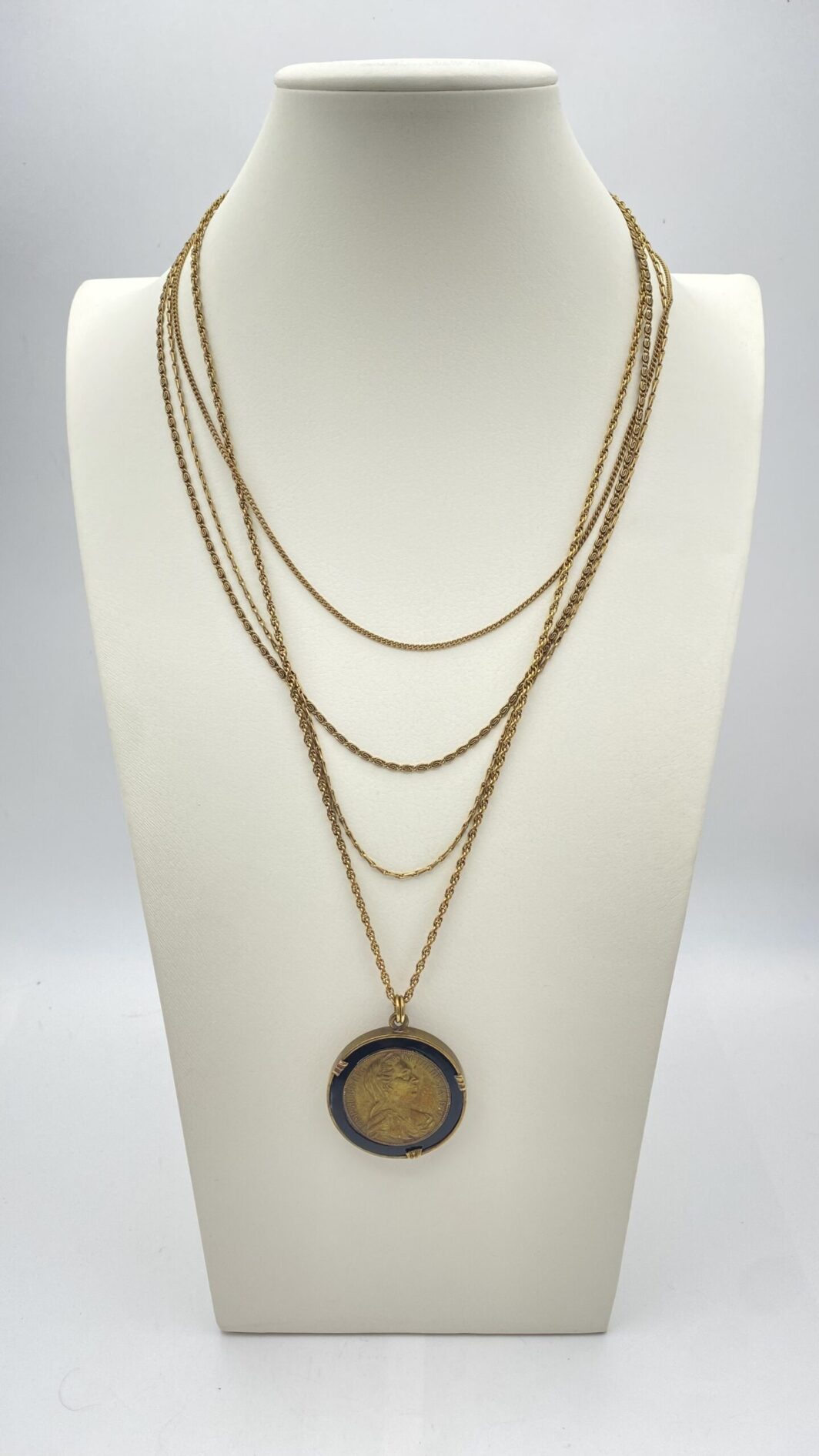 RARA COLLANA IN METALLO DORATO CON MONETA-SPECCHIO PENDENTE RAFFIGURANTE L'IMPERATRICE MARIA TERESA D'AUSTRIA.  EPOCA FINE XIX SECOLO. - immagine 3