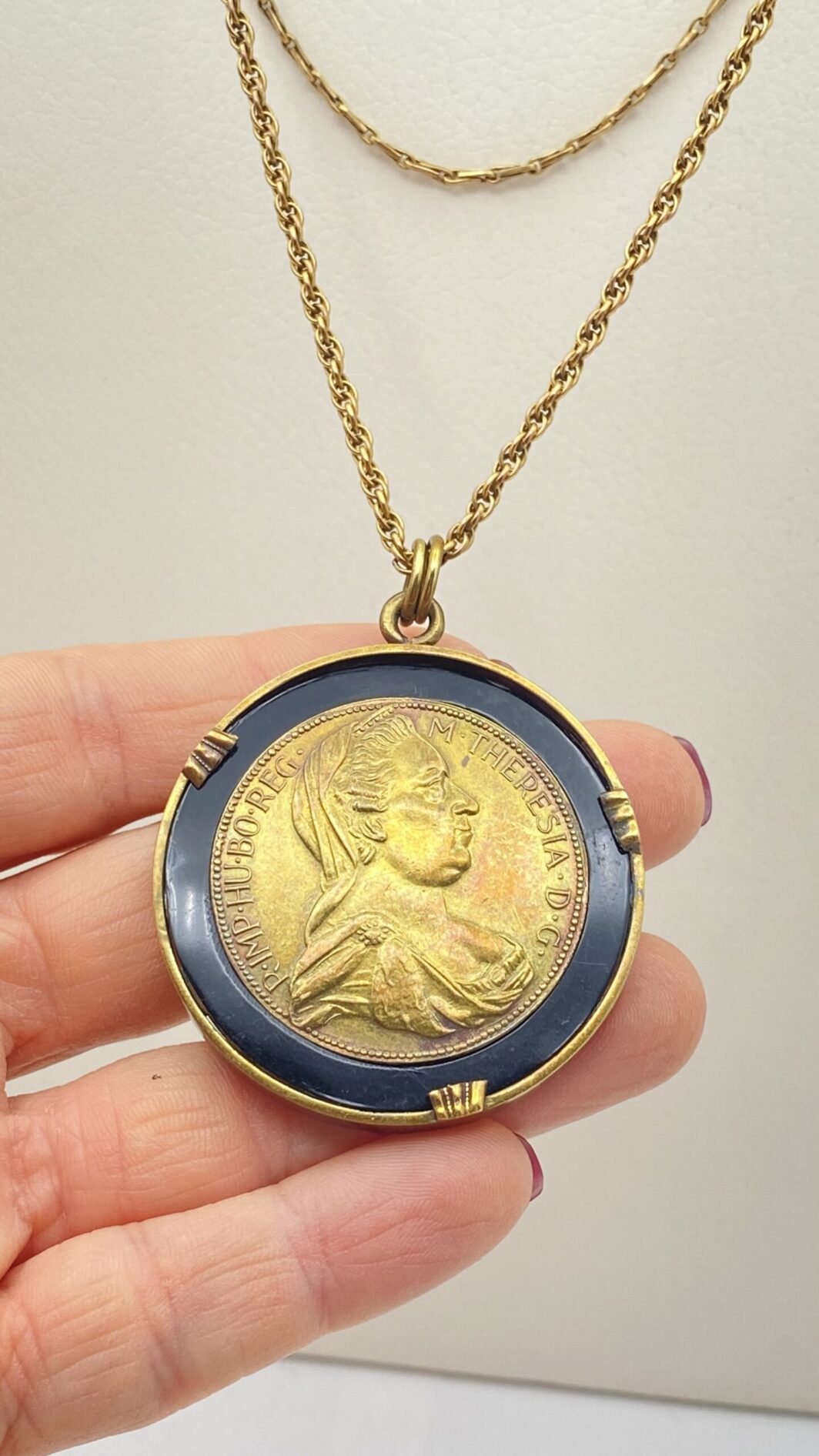 RARA COLLANA IN METALLO DORATO CON MONETA-SPECCHIO PENDENTE RAFFIGURANTE L'IMPERATRICE MARIA TERESA D'AUSTRIA.  EPOCA FINE XIX SECOLO. - immagine 4
