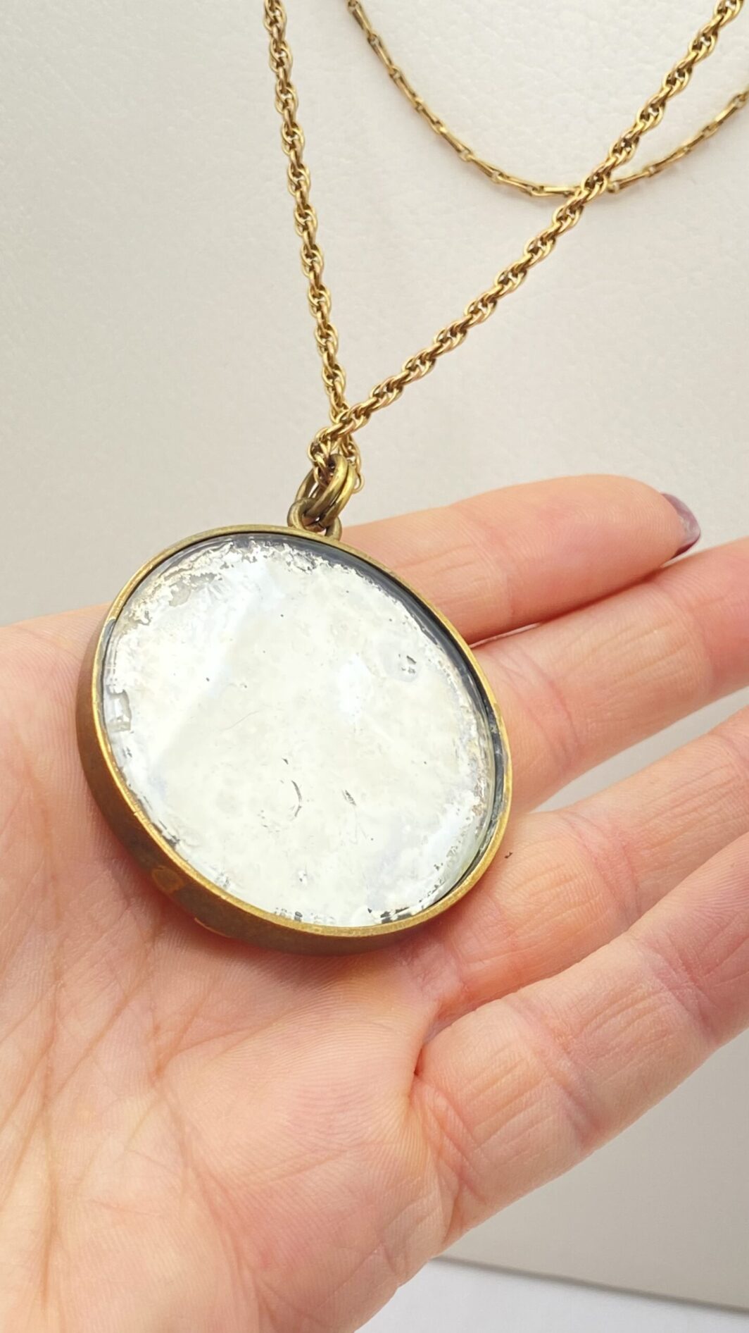 RARA COLLANA IN METALLO DORATO CON MONETA-SPECCHIO PENDENTE RAFFIGURANTE L'IMPERATRICE MARIA TERESA D'AUSTRIA.  EPOCA FINE XIX SECOLO. - immagine 5