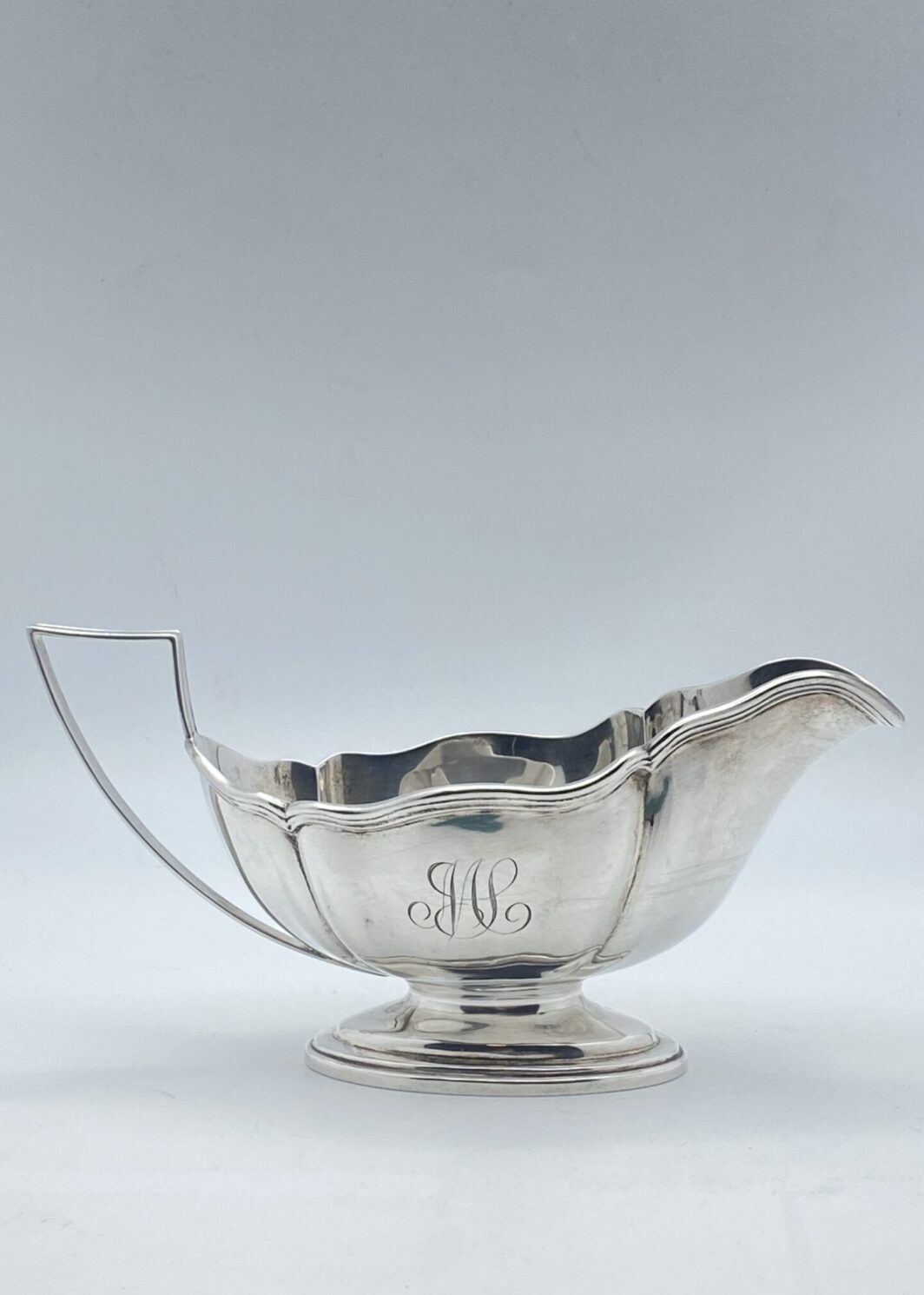 ARGENTO. ELEGANTE SALSIERA. EPOCA GIORGIO IV. ANNO 1823.