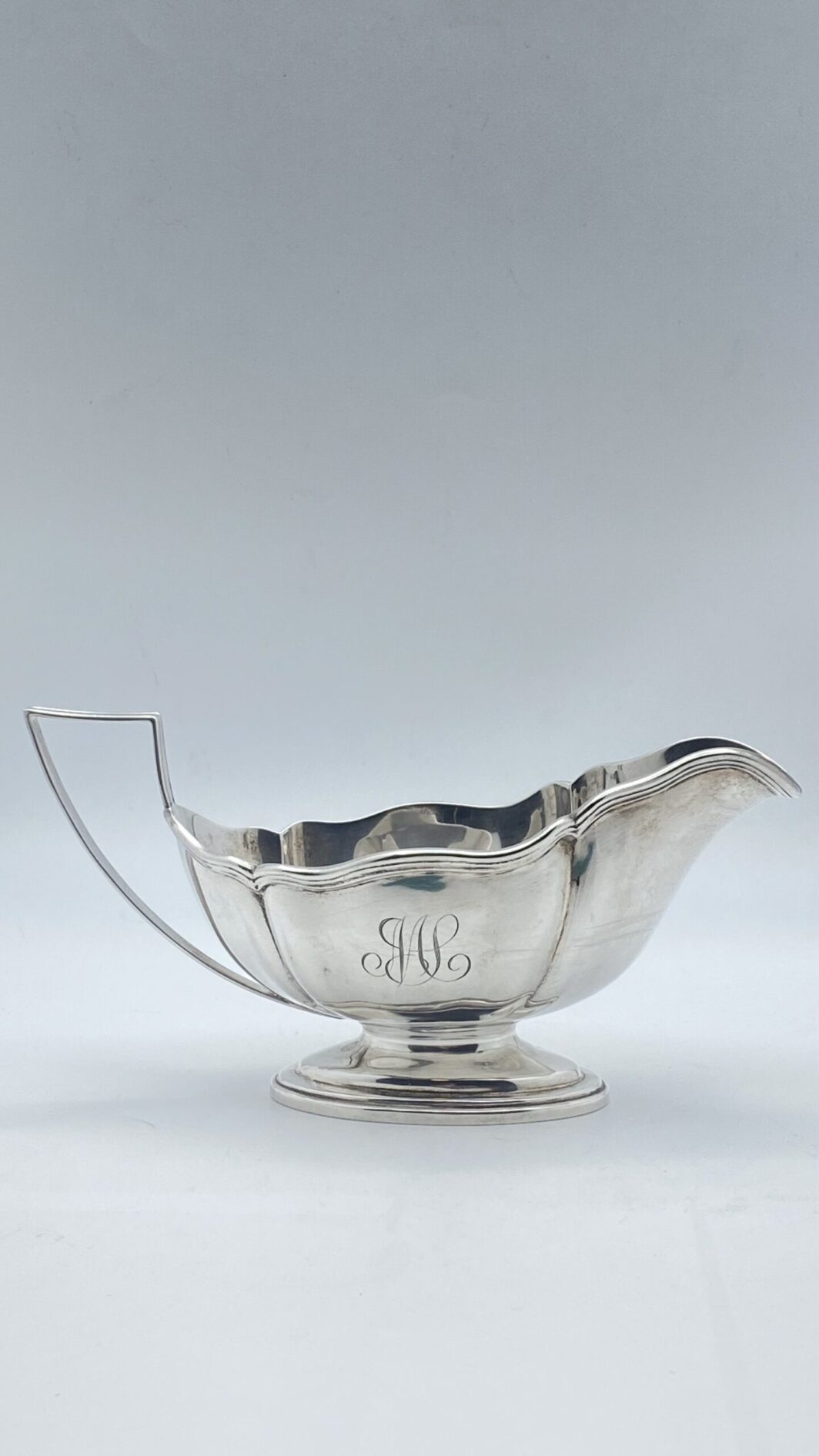 ARGENTO. ELEGANTE SALSIERA. EPOCA GIORGIO IV. ANNO 1823.