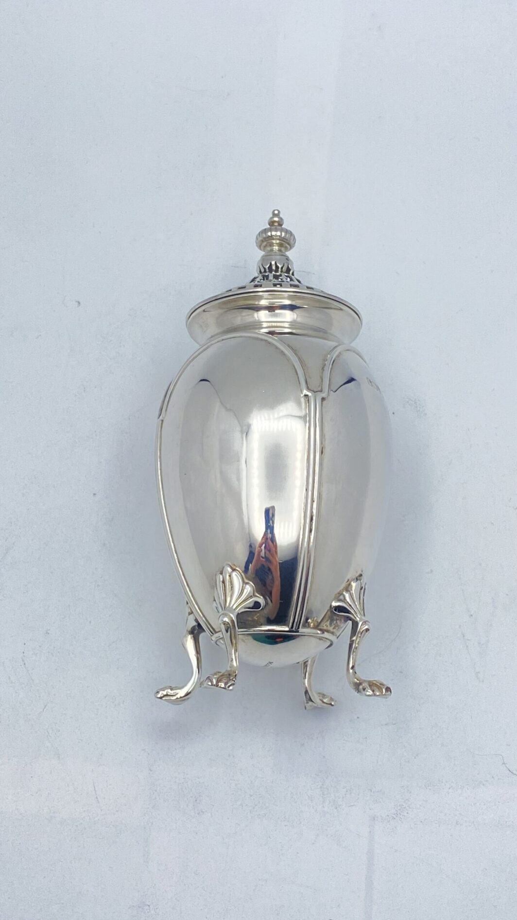 ARGENTO. SPARGIZUCCHERO FIRMATO WALKER & HALL. ANNO 1911. - immagine 2