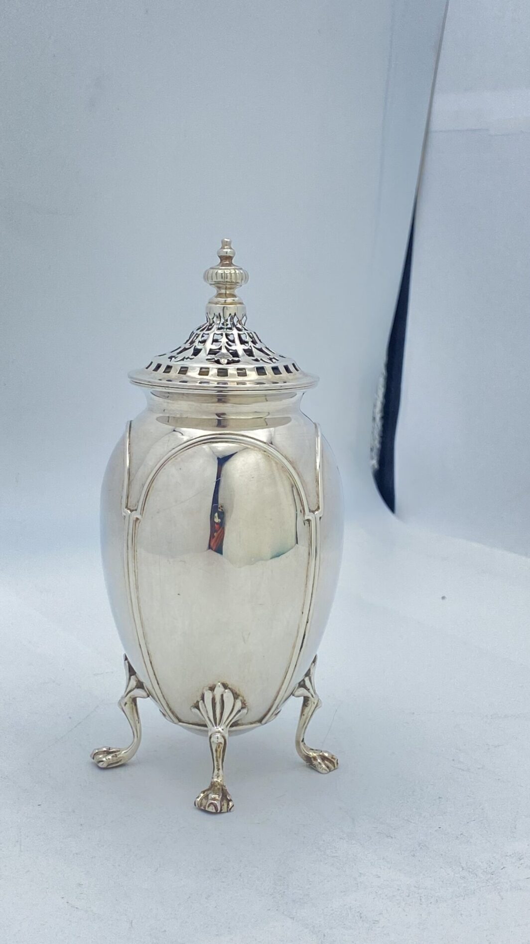 ARGENTO. SPARGIZUCCHERO FIRMATO WALKER & HALL. ANNO 1911. - immagine 3