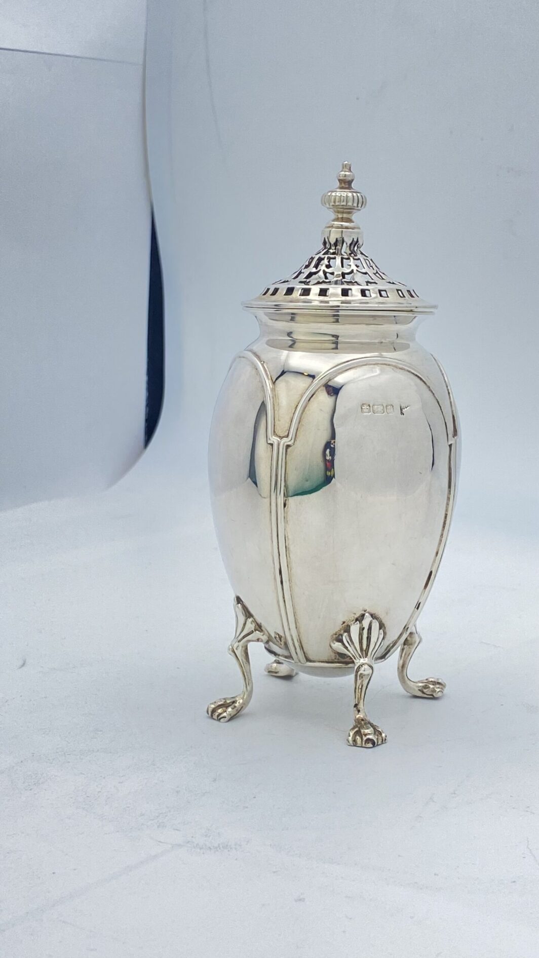 ARGENTO. SPARGIZUCCHERO FIRMATO WALKER & HALL. ANNO 1911. - immagine 4