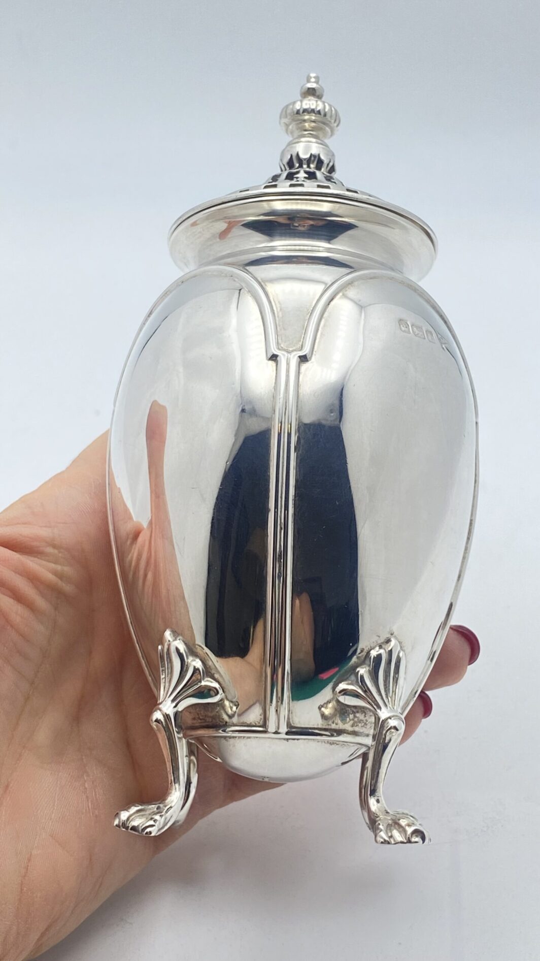 ARGENTO. SPARGIZUCCHERO FIRMATO WALKER & HALL. ANNO 1911. - immagine 5