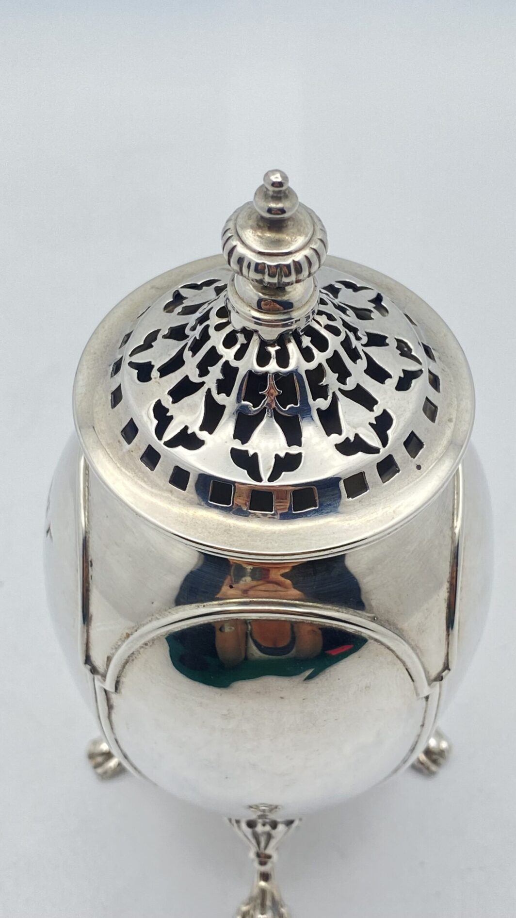 ARGENTO. SPARGIZUCCHERO FIRMATO WALKER & HALL. ANNO 1911. - immagine 7