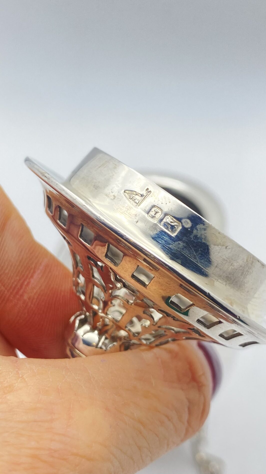 ARGENTO. SPARGIZUCCHERO FIRMATO WALKER & HALL. ANNO 1911. - immagine 13