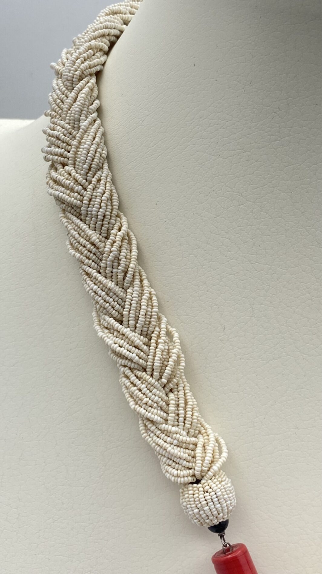 COLLANA FRANCESE ART DECO IN PASTA DI VETRO, CON PENDENTE/SPILLA KENNETH JAY LANE IN LUCITE NERA ANNI ‘50. - immagine 9